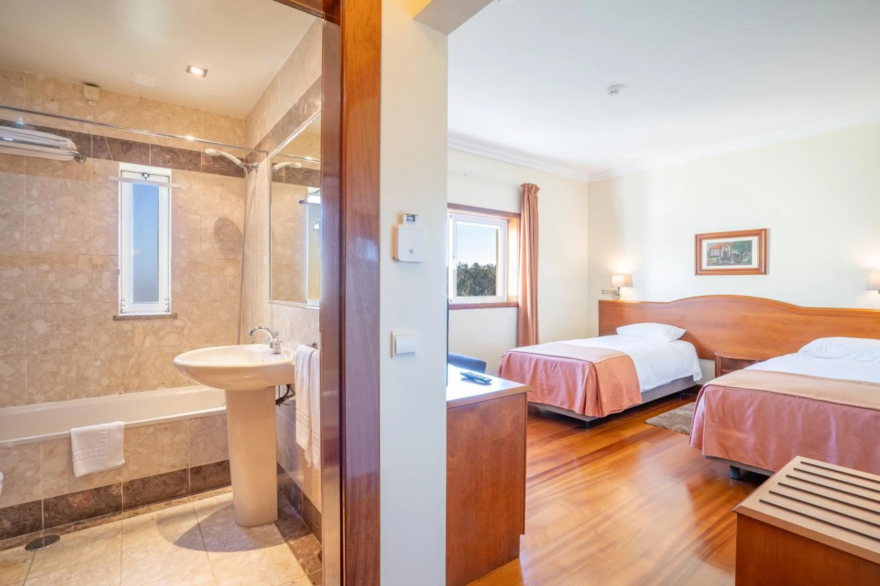 Bathroom, Bed in Hotel Ulveira