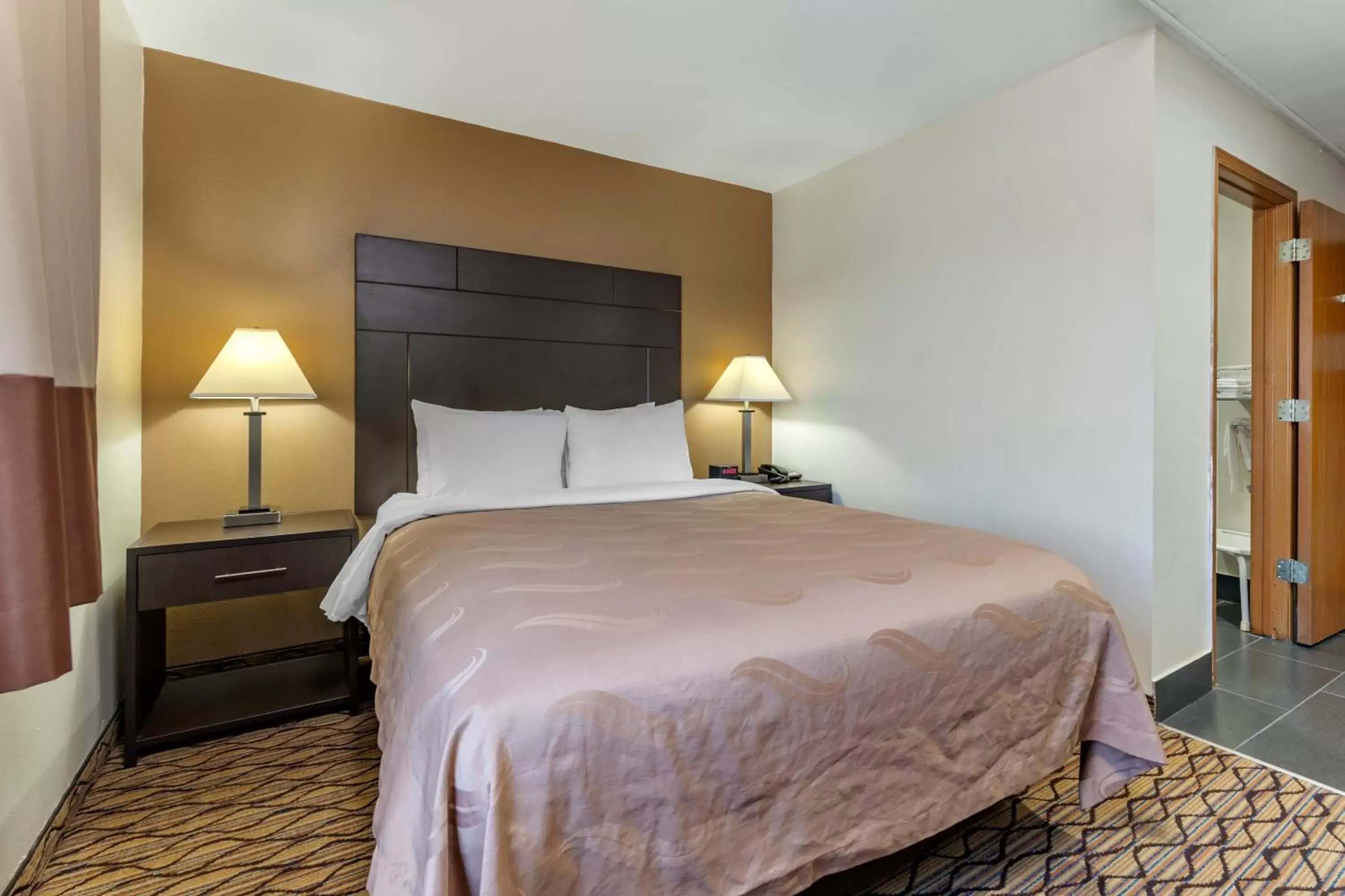 Queen Suite - Non-Smoking in Quality Inn New London Queen Suite - Non-Smoking in Quality Inn New London