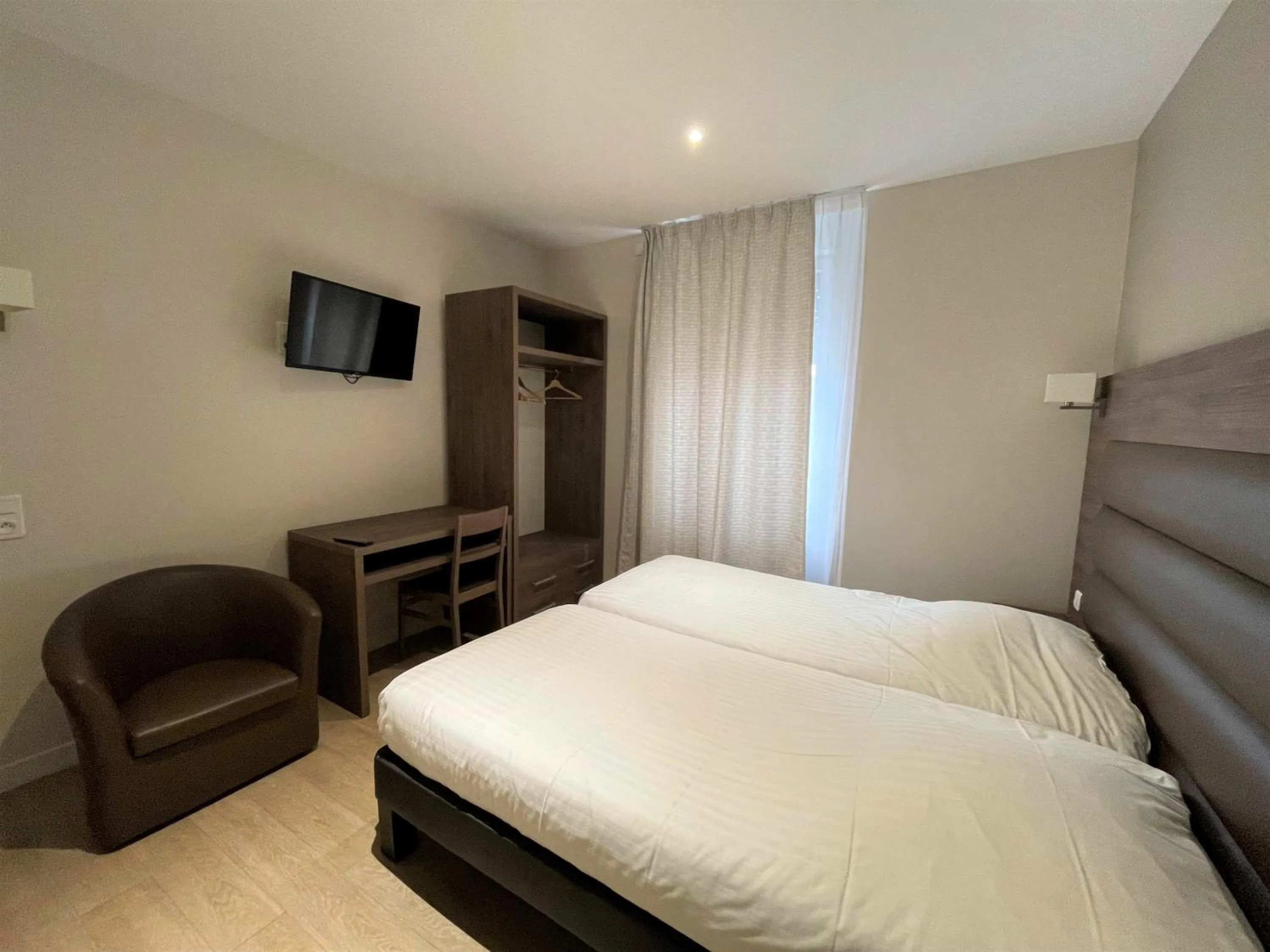 Bedroom in Royal Hôtel Angers