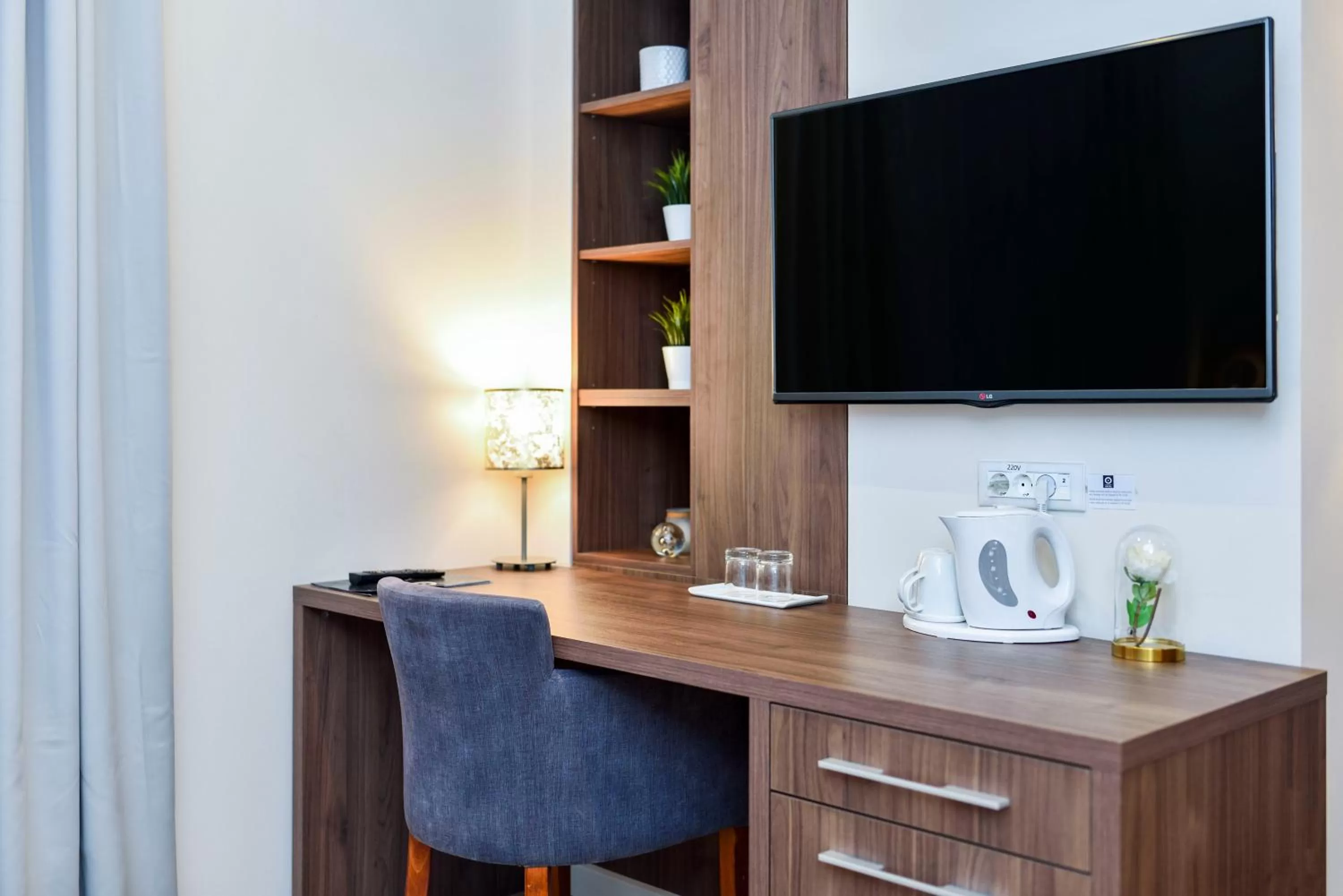 TV and multimedia in Hotel Opera Garni