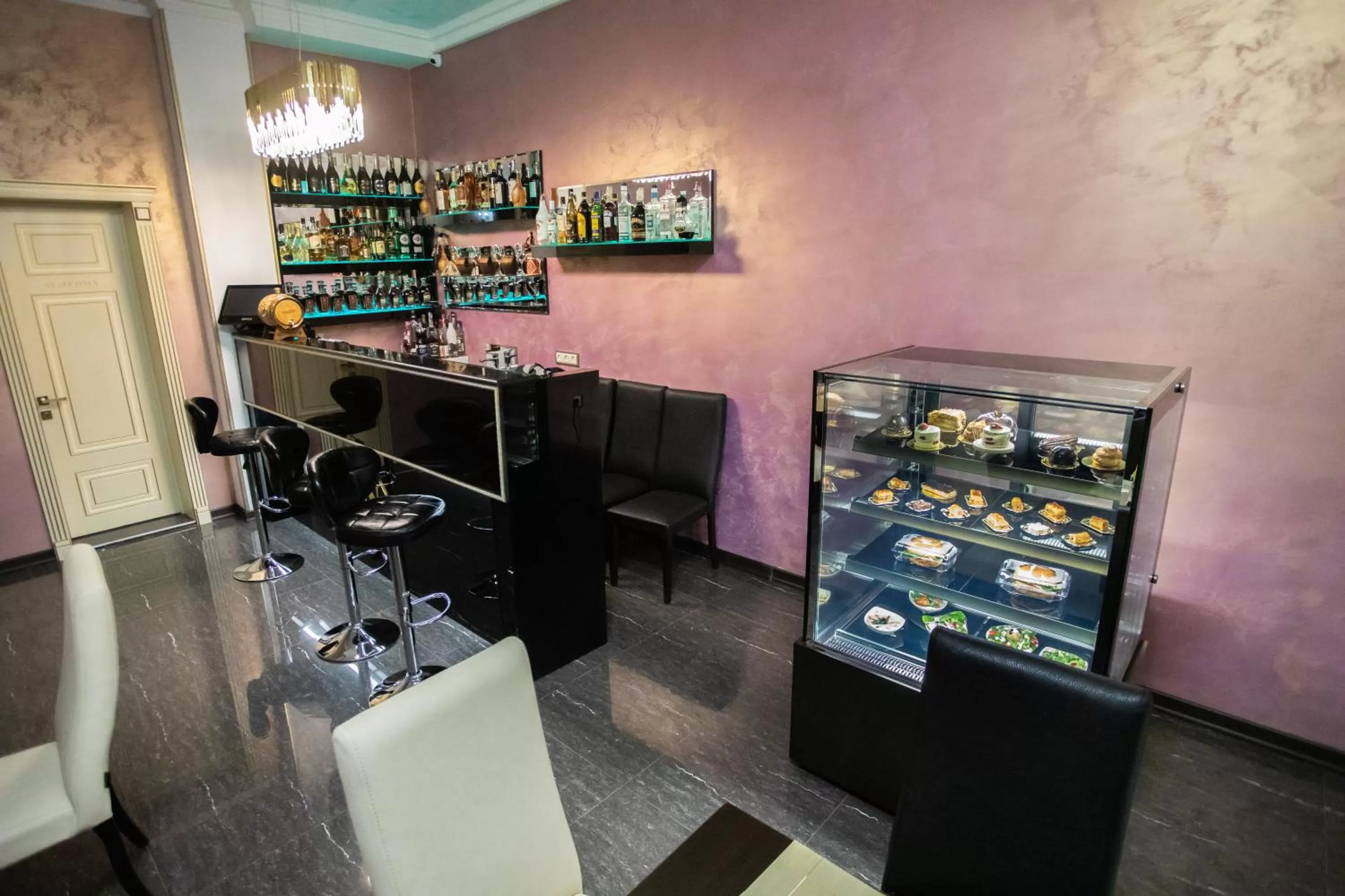 Restaurant/Places to Eat in Nork Hotel