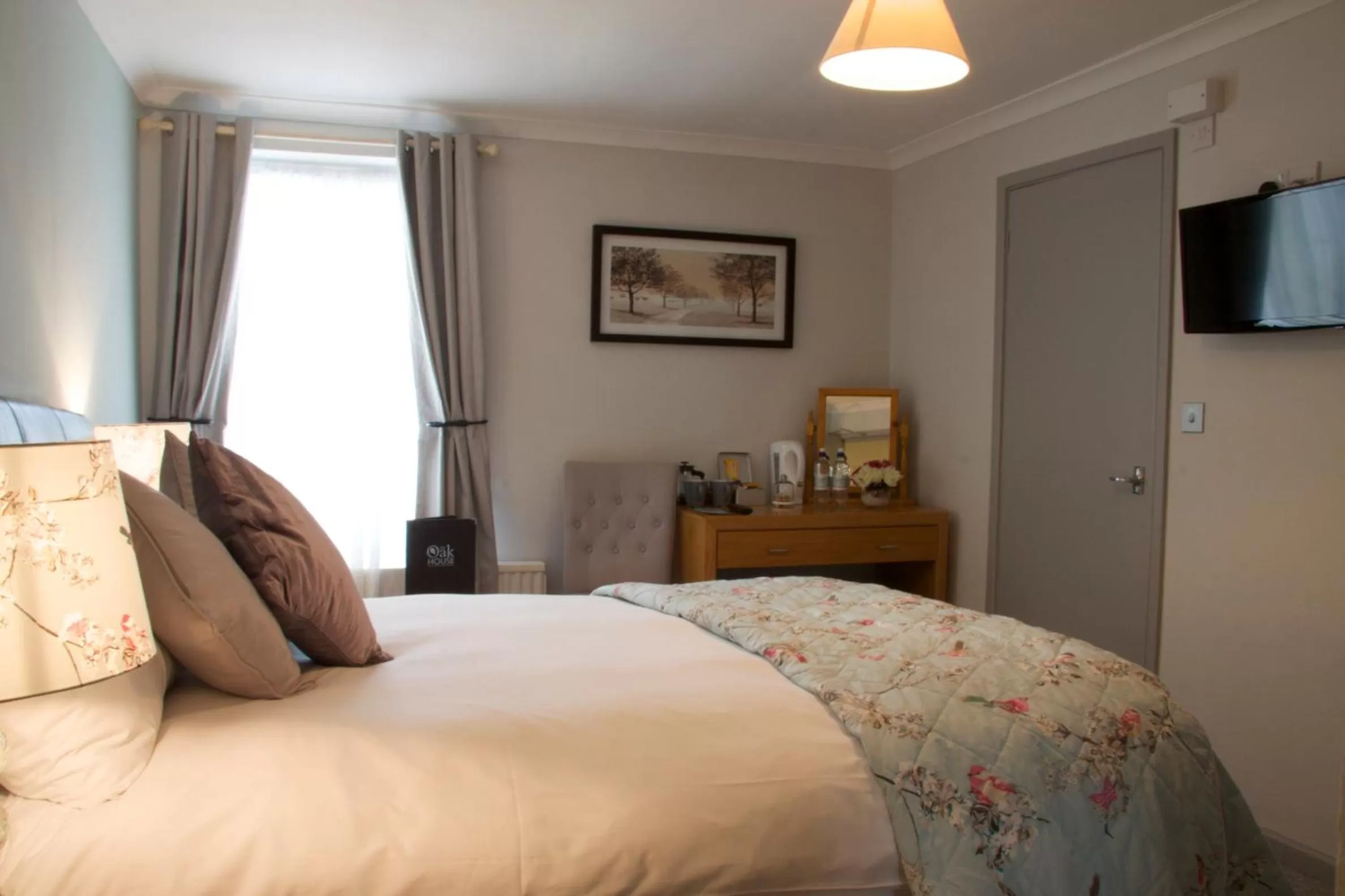 Bed in The Oak House Hotel