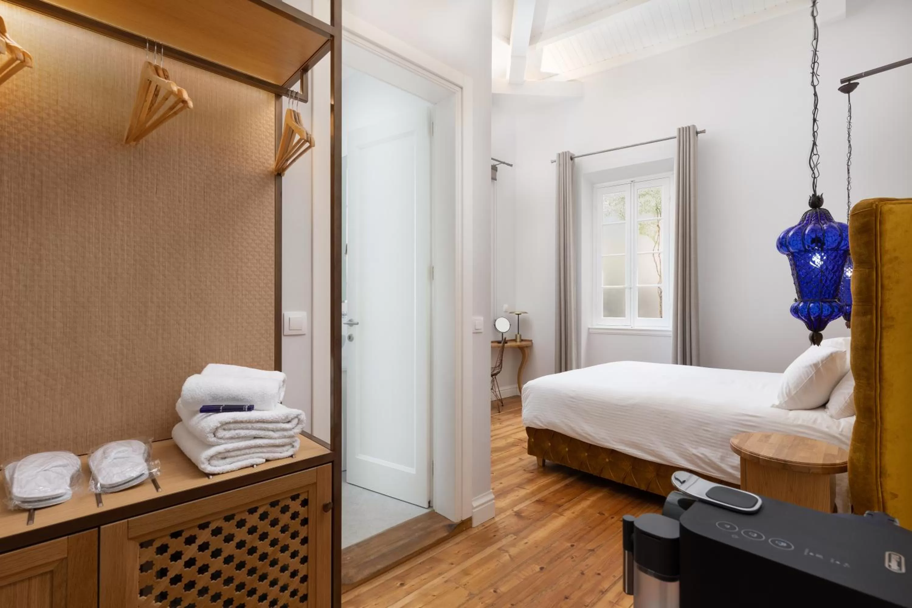 Photo of the whole room, Bed in Acanthus blue