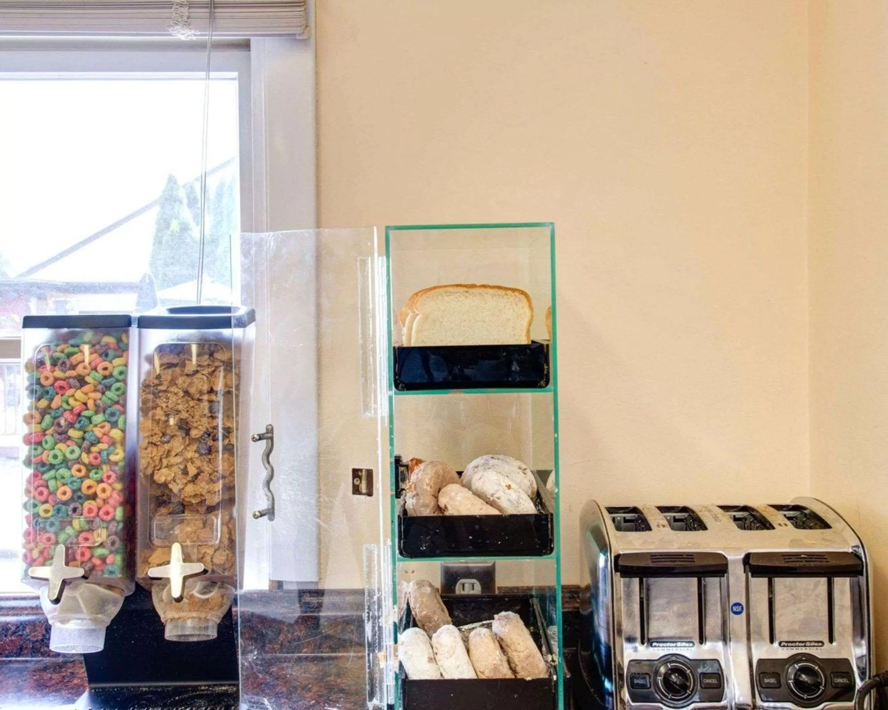 Restaurant/places to eat in Econo Lodge Sharon - Foxborough