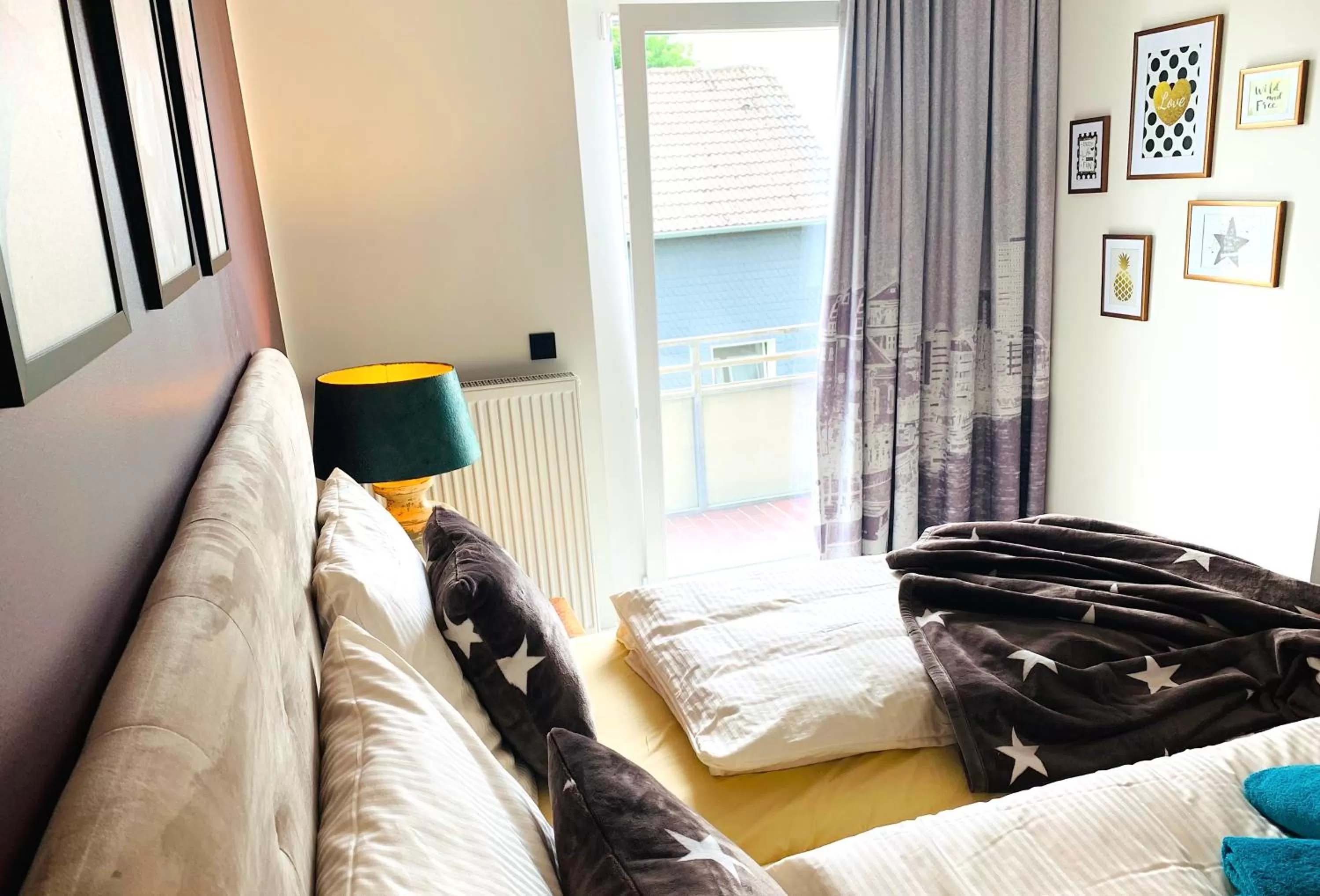 Bed in BESOTEL Mettmann