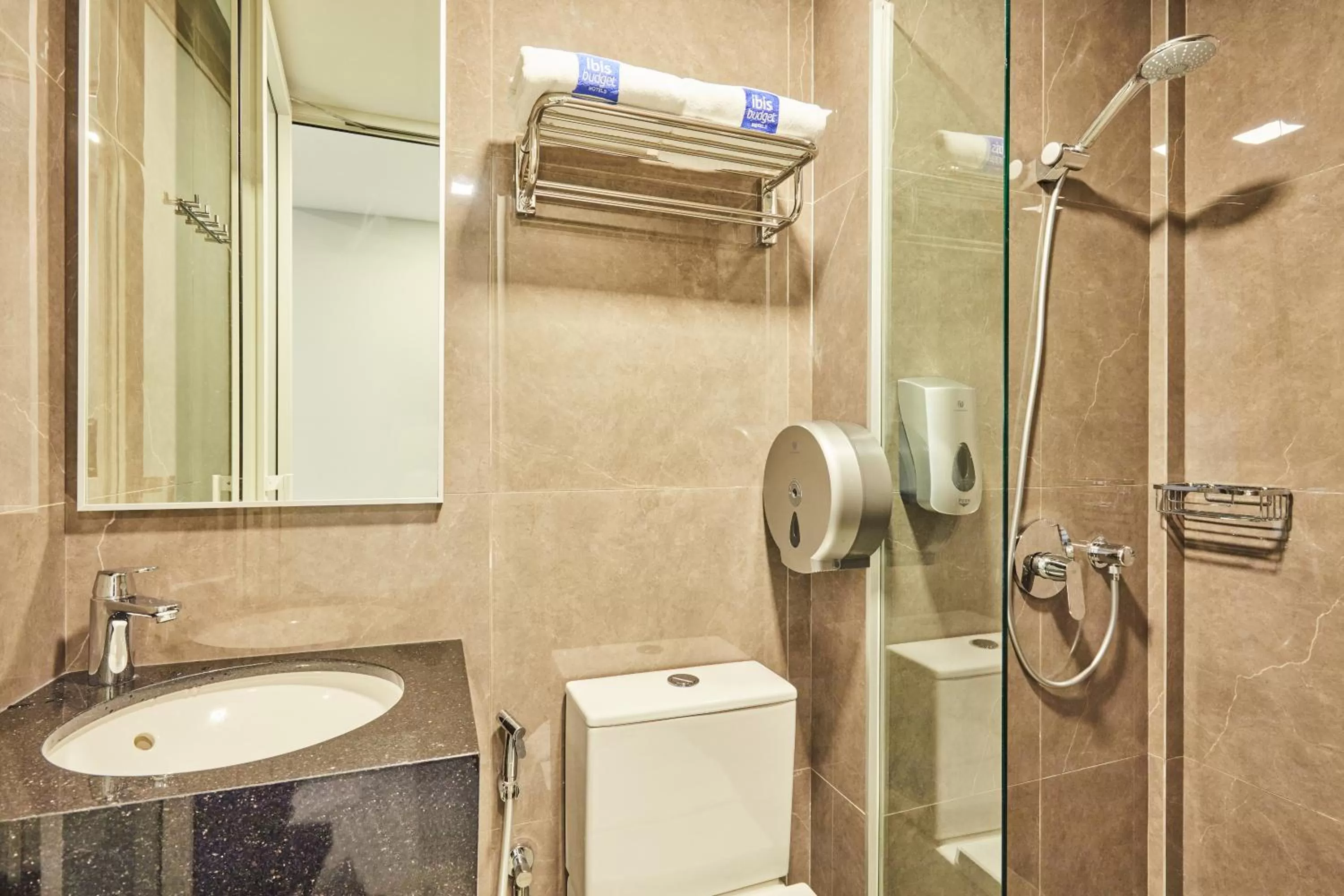 Bathroom in ibis budget Singapore Ametrine
