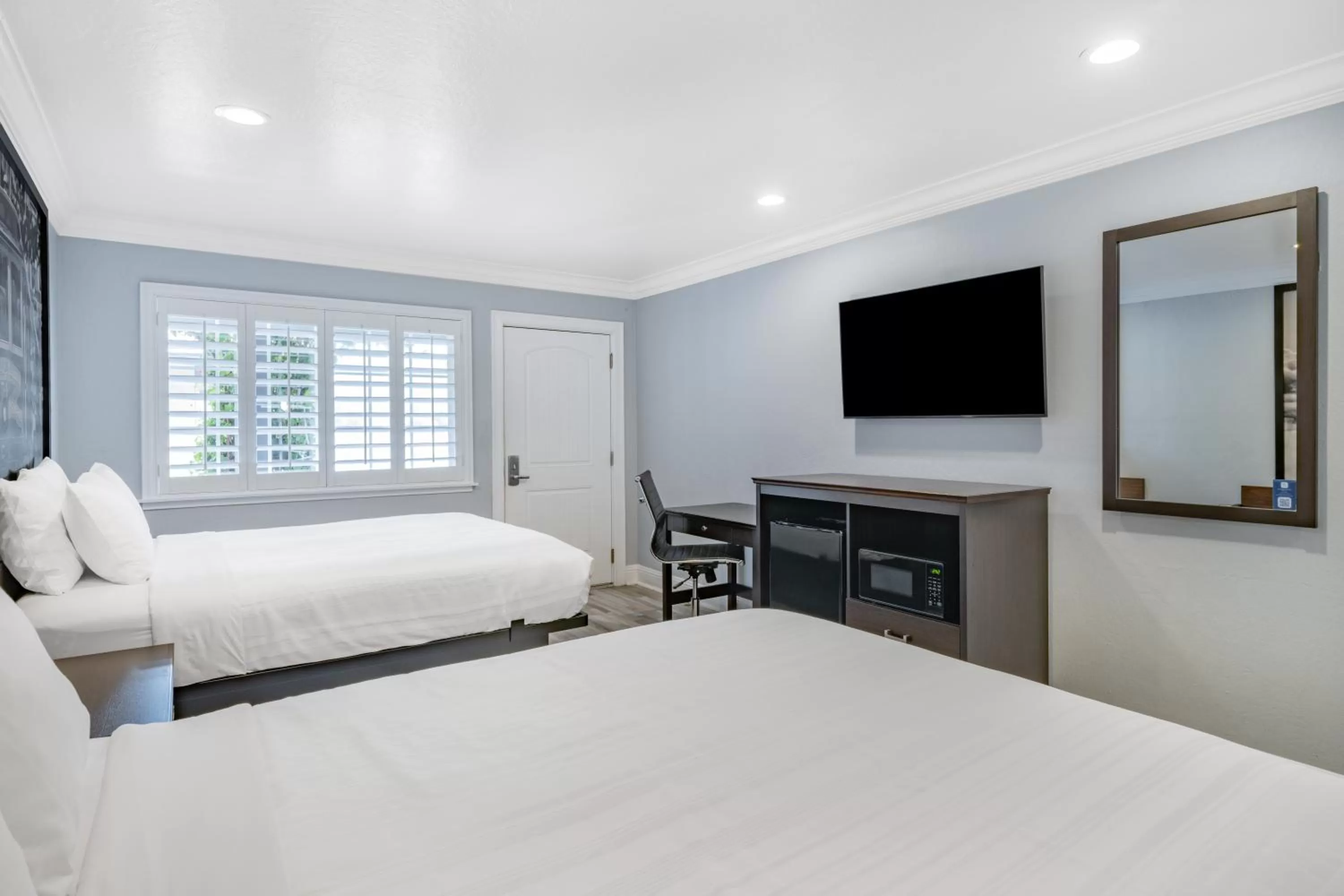 TV and multimedia, Bed in Aura Inn Monterey