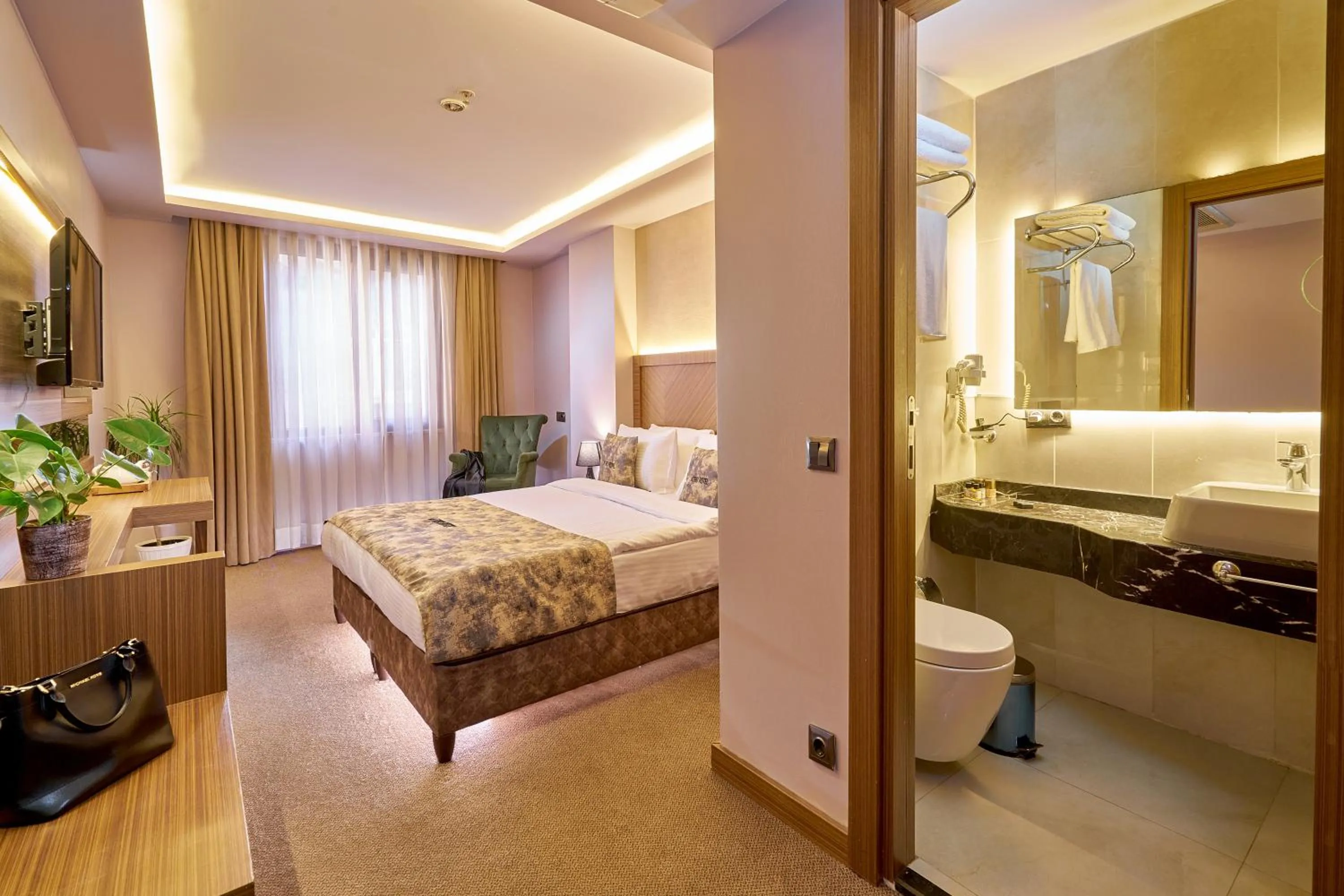 Photo of the whole room, Bed in Atro Hotel