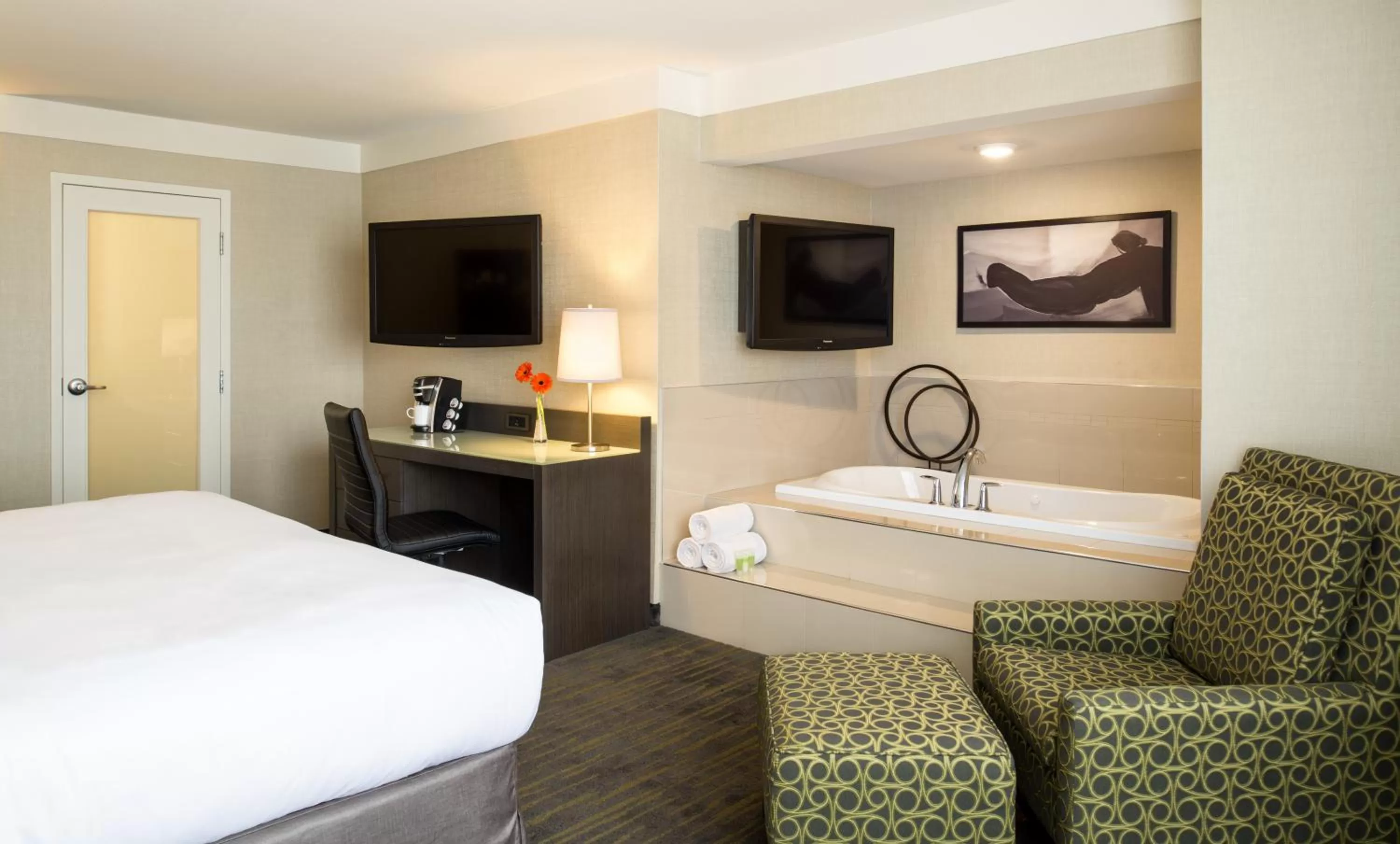 Bed in Saskatoon Inn & Conference Centre