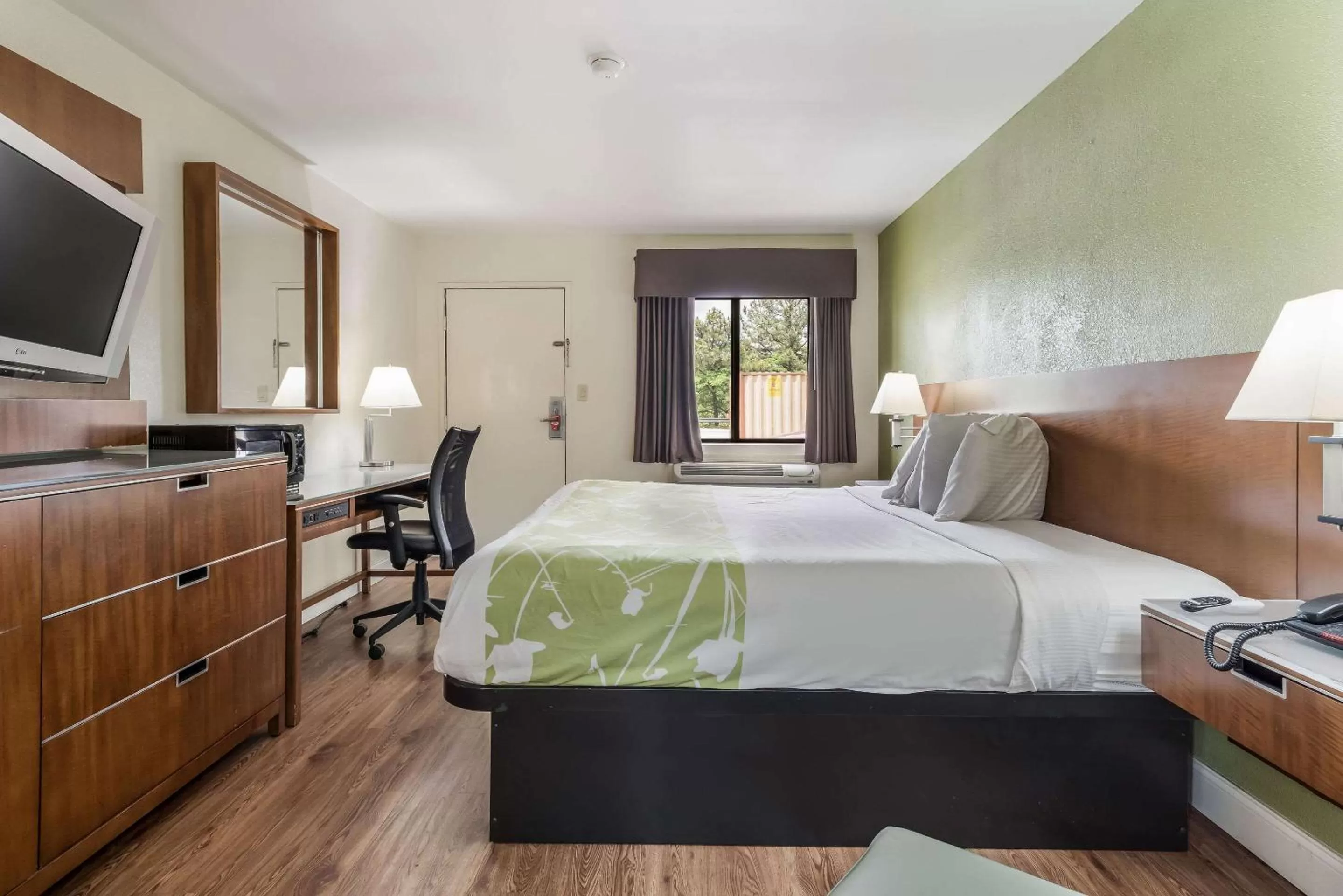 Photo of the whole room, Bed in Econo Lodge Atlanta Airport East