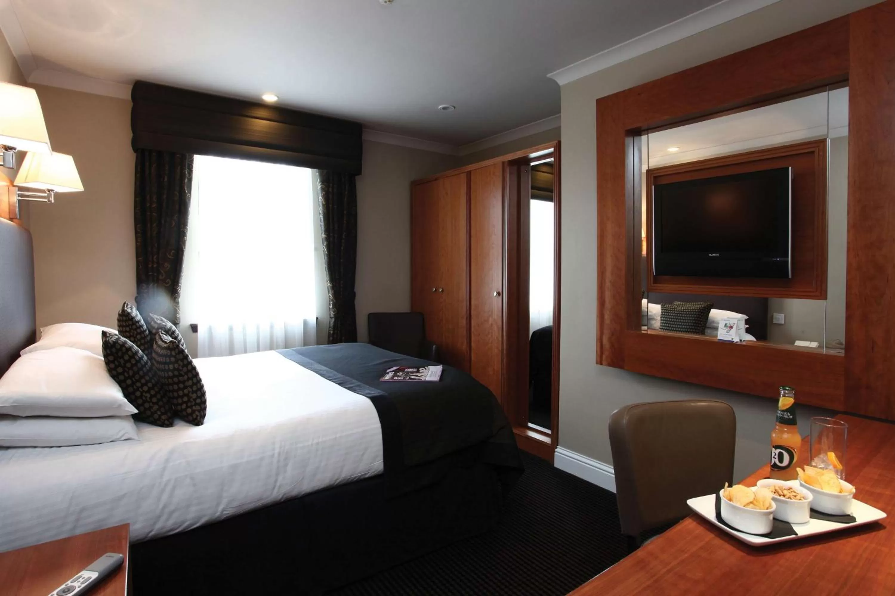 Photo of the whole room, Bed in Best Western Garfield House Hotel