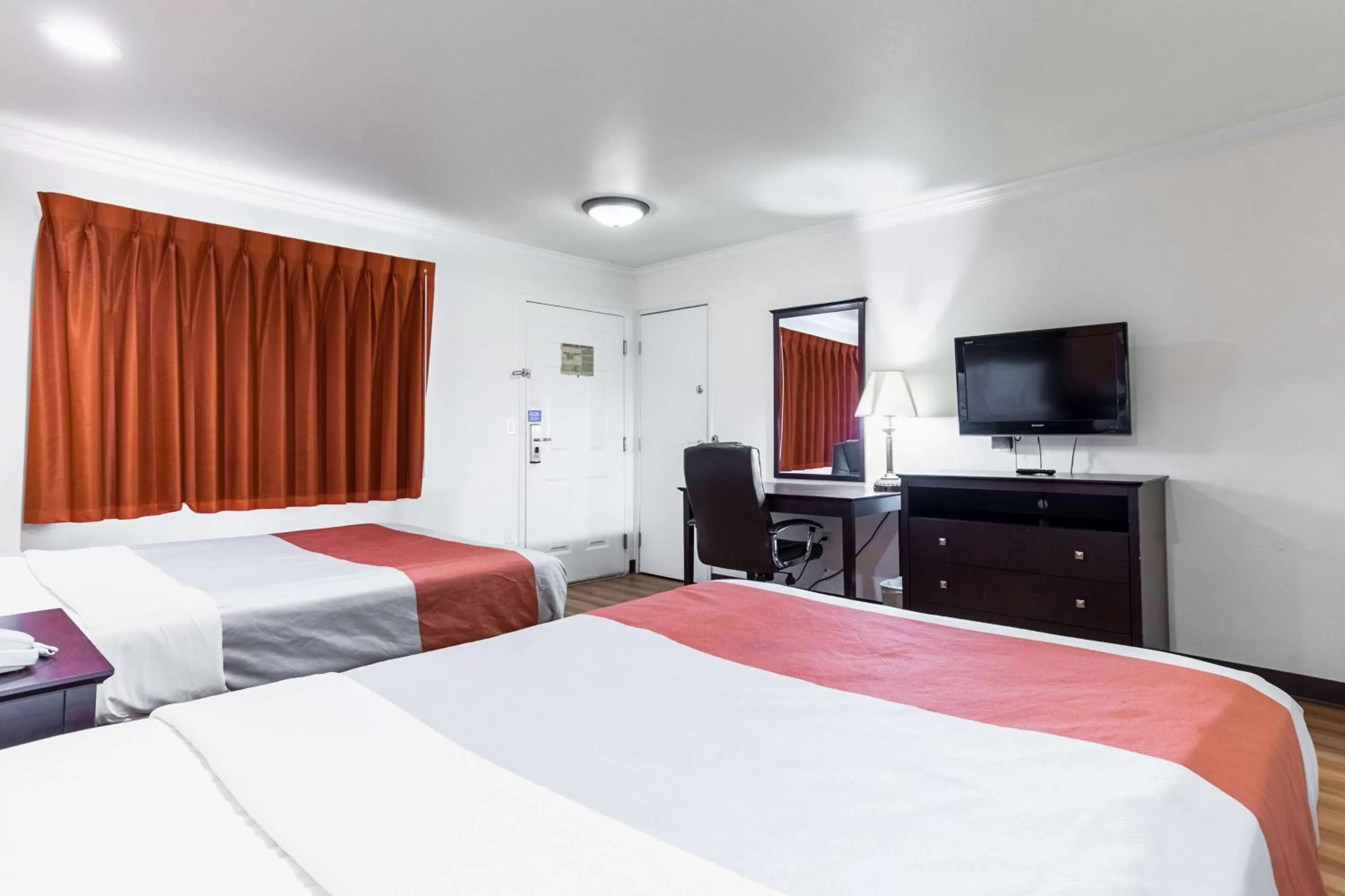 Deluxe Quadruple Room - Smoking in Motel 6-Mojave, CA - Airport