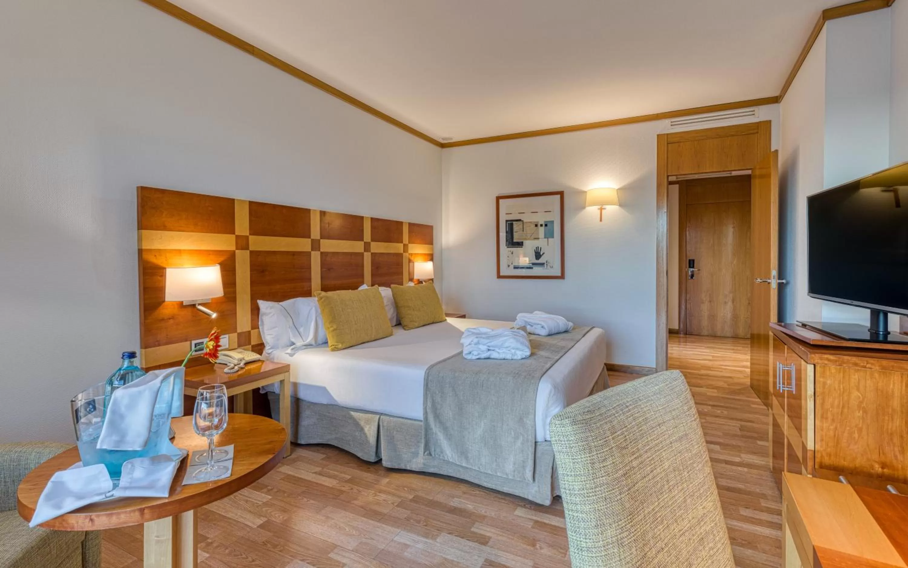 Photo of the whole room, Bed in Senator Parque Central