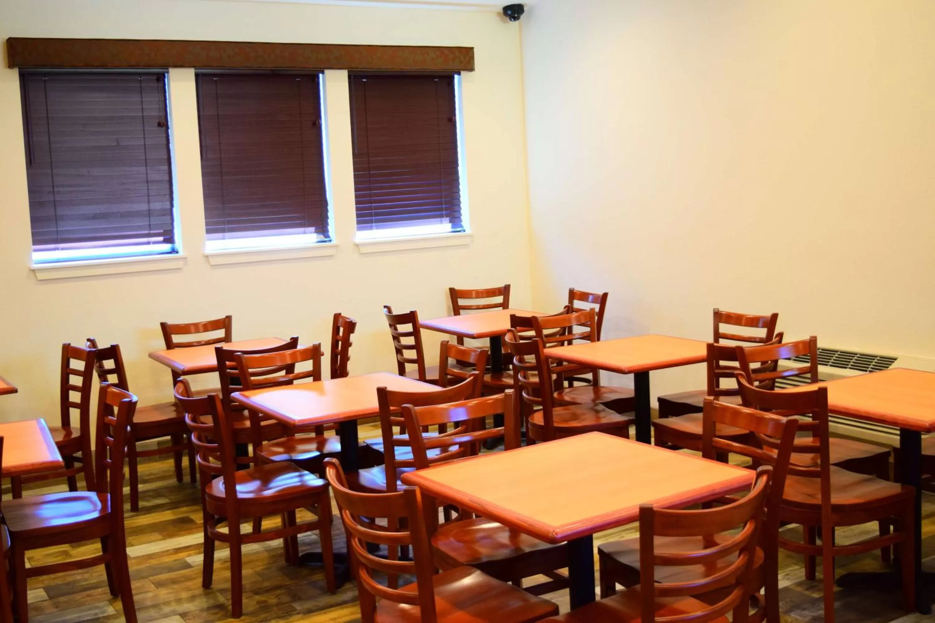 Restaurant/places to eat in SureStay Hotel by Best Western Wenatchee