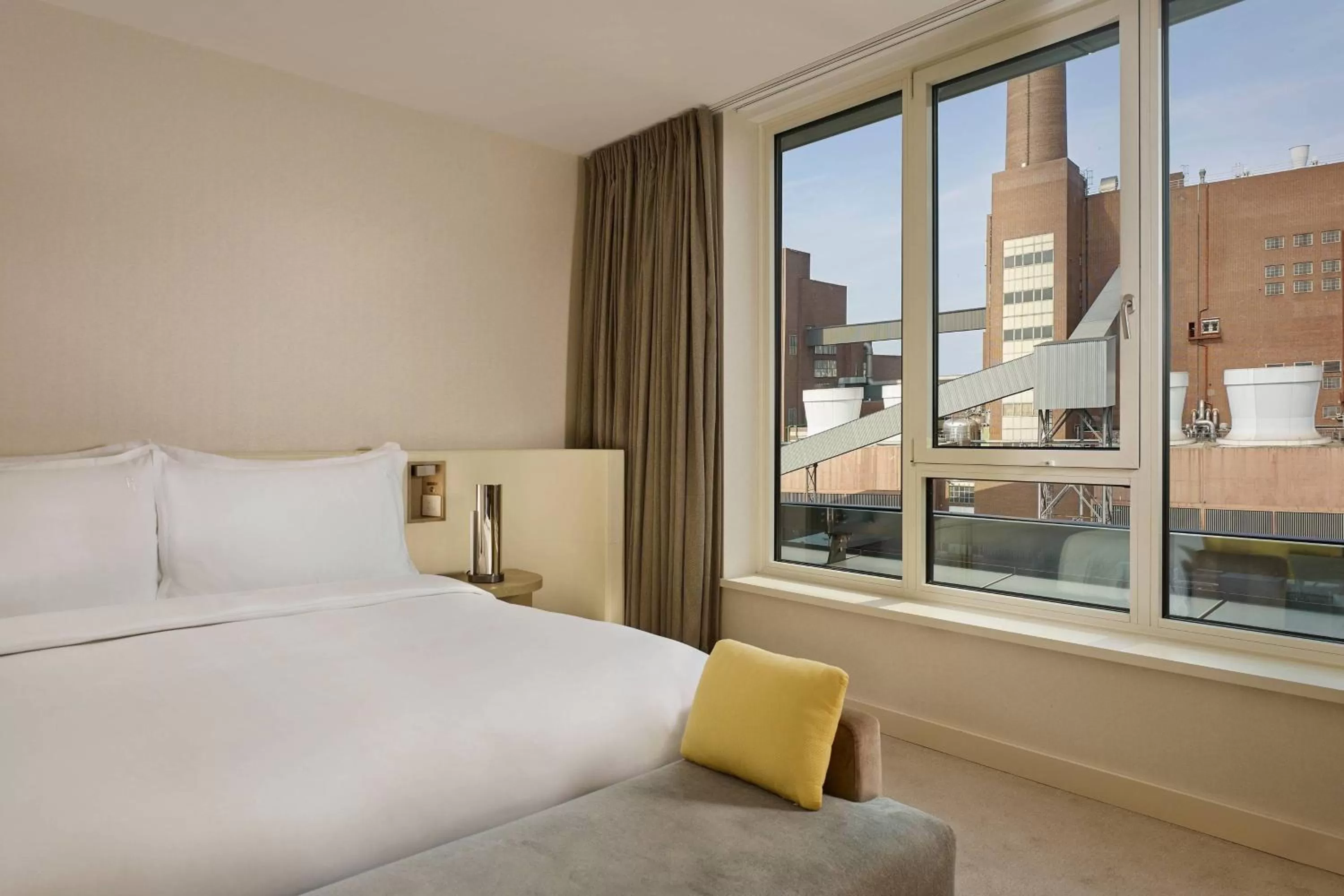 Lounge or bar, Bed in The Ritz-Carlton, Wolfsburg