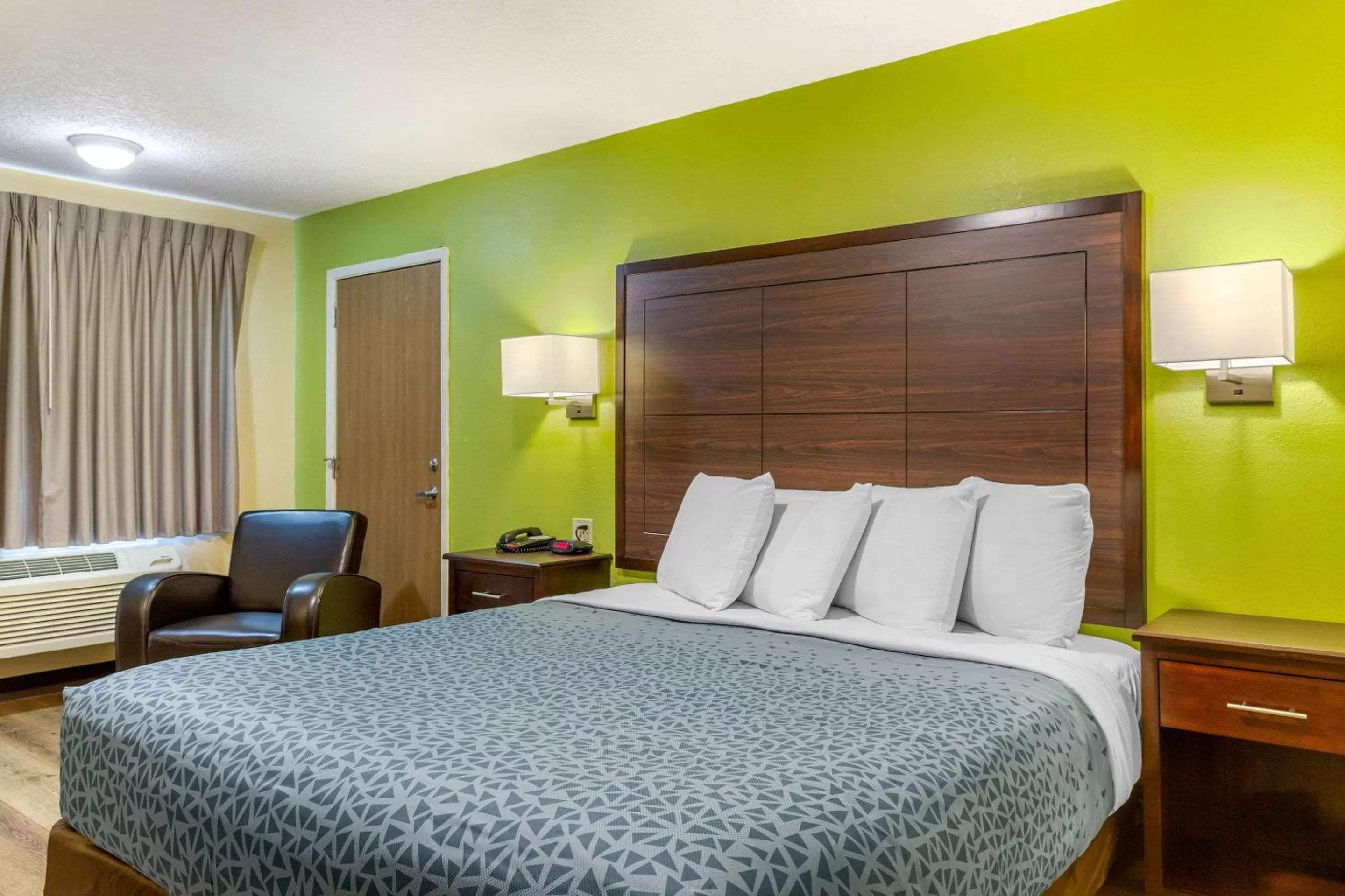 Photo of the whole room, Bed in Econo Lodge West - Coors Blvd