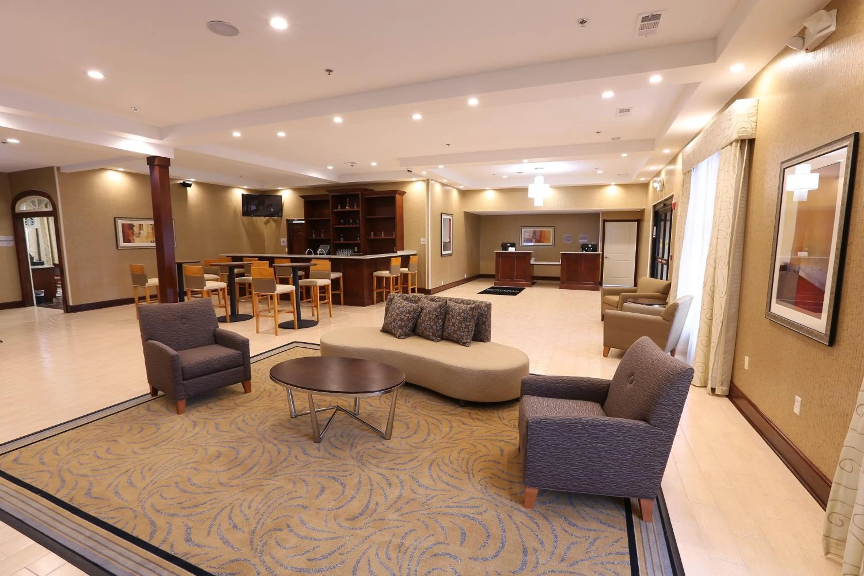 Lounge or bar in Wyndham Garden Grand Rapids Airport