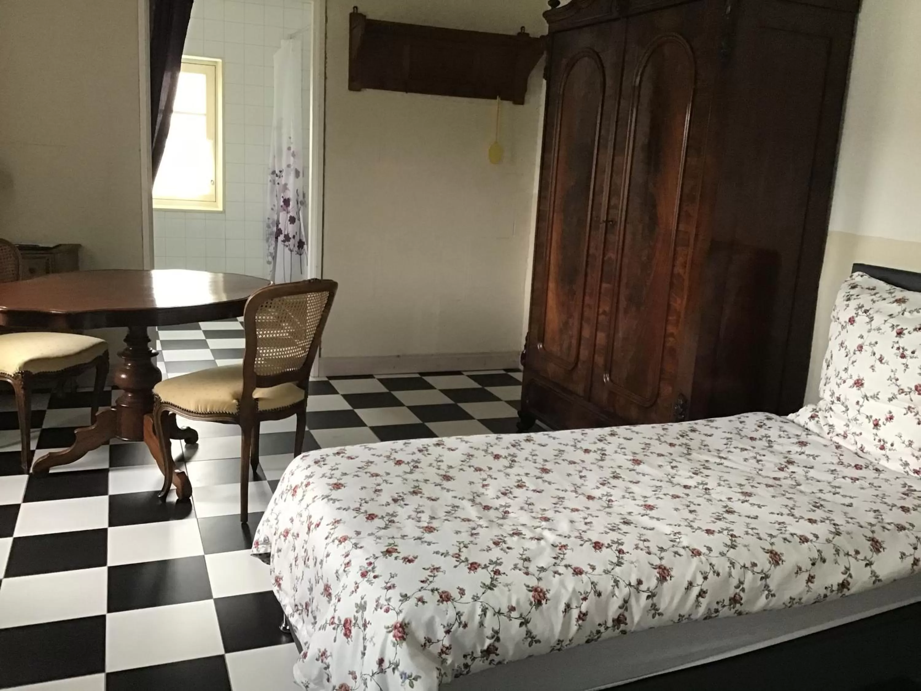 Bedroom, Bed in Nergena Zimmer Frei