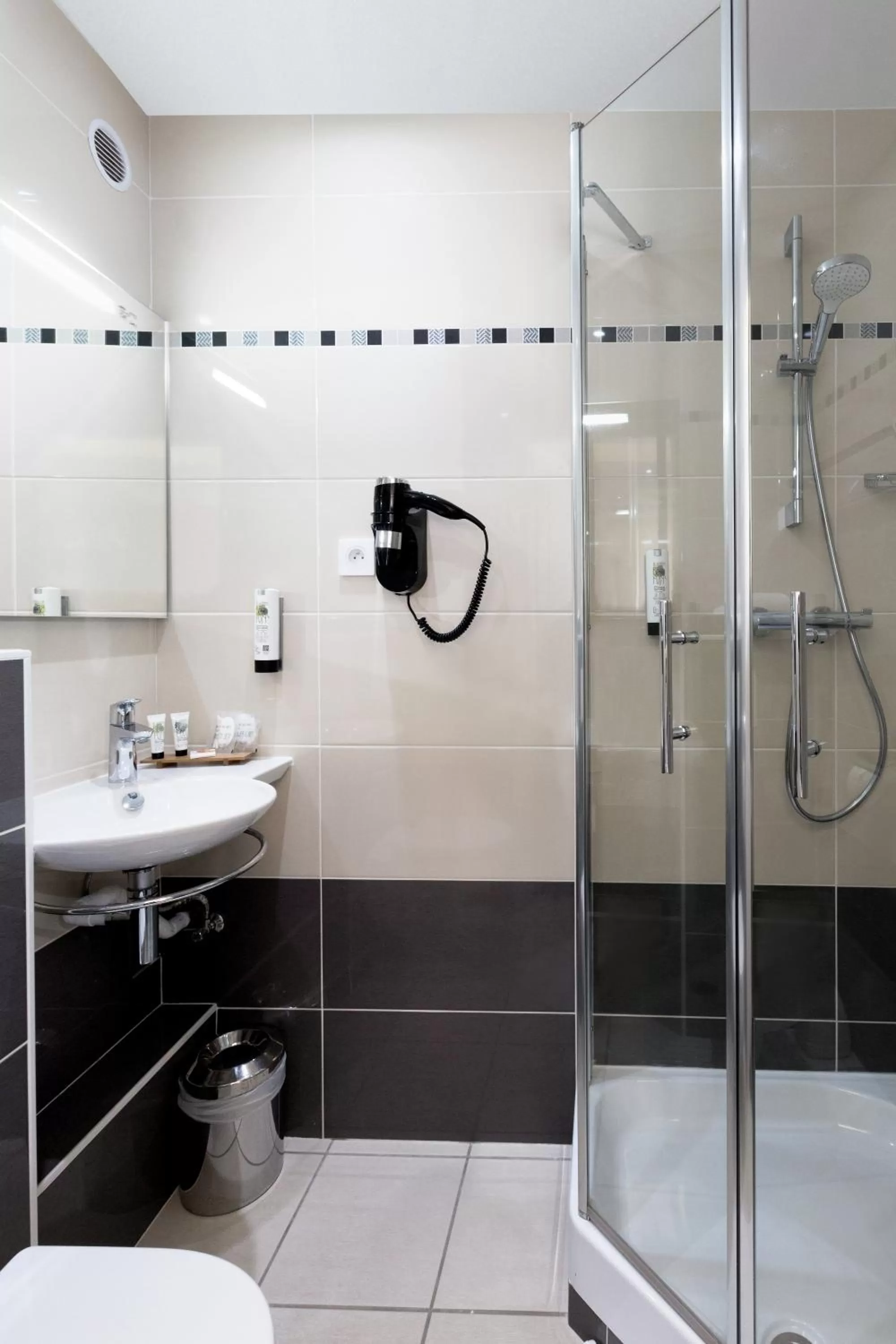 Bathroom in Hôtel de l'Europe by HappyCulture