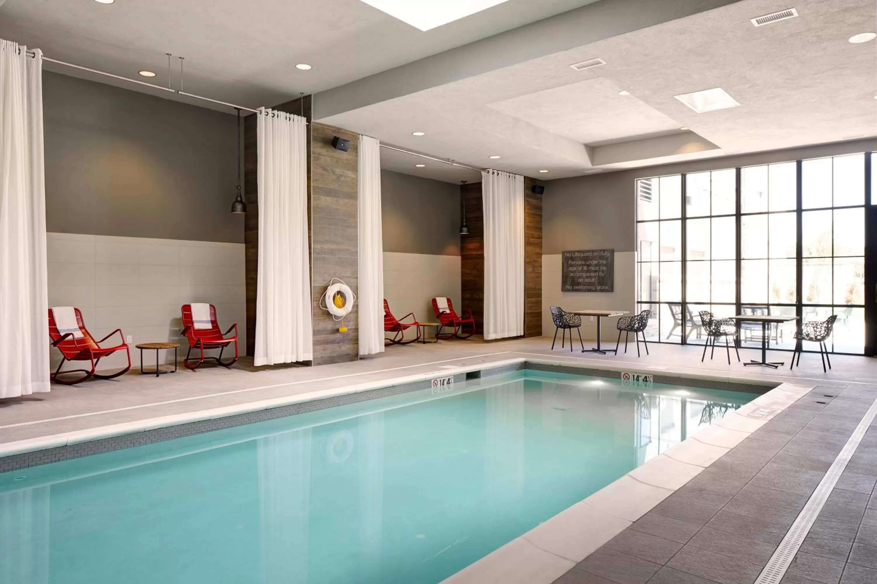 Swimming pool in Archer Hotel Florham Park