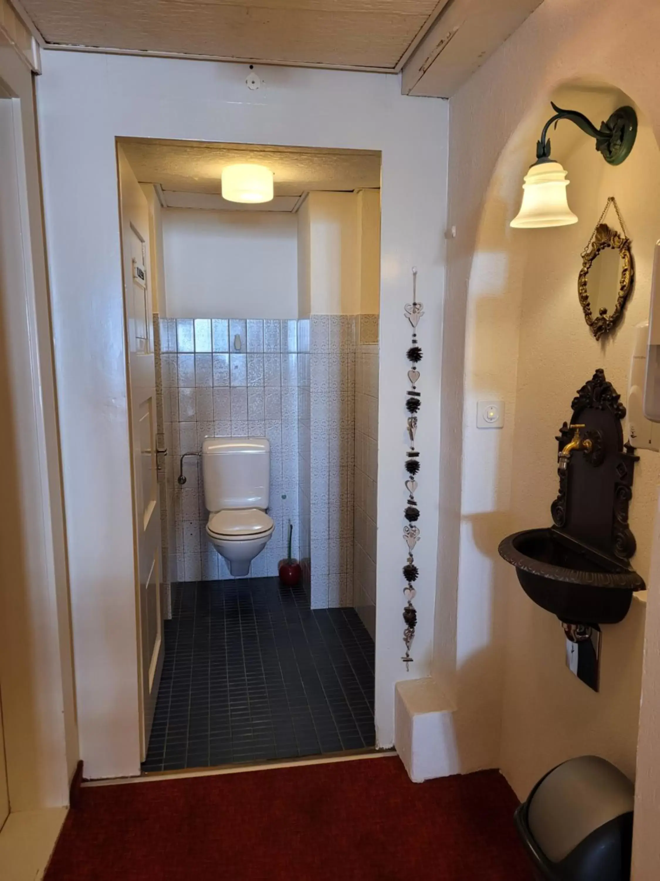 Quadruple Room with Shared Bathroom in Zunfthaus zur Rebleuten Quadruple Room with Shared Bathroom in Zunfthaus zur Rebleuten