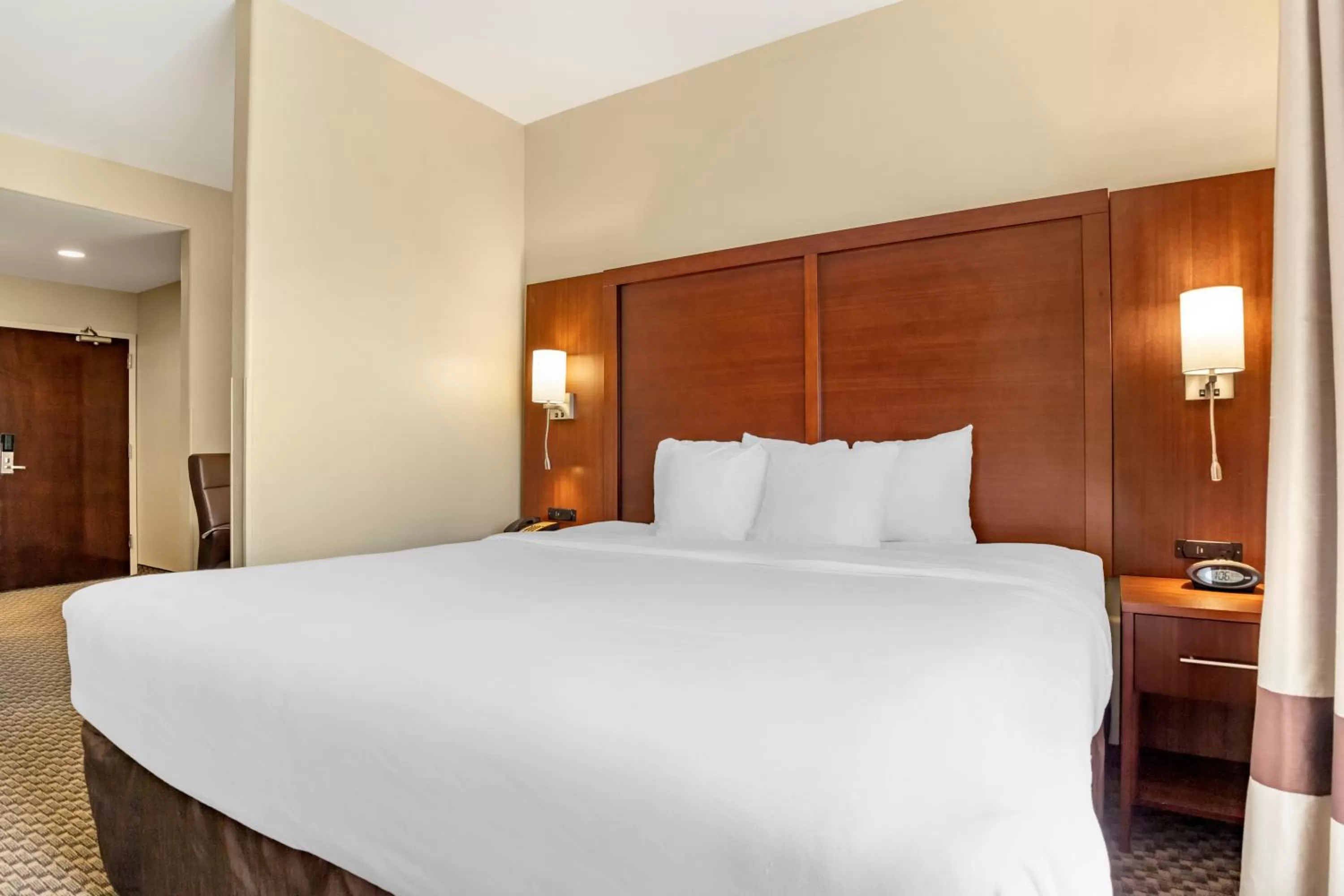 Bed in Comfort Suites Medical Center near Six Flags