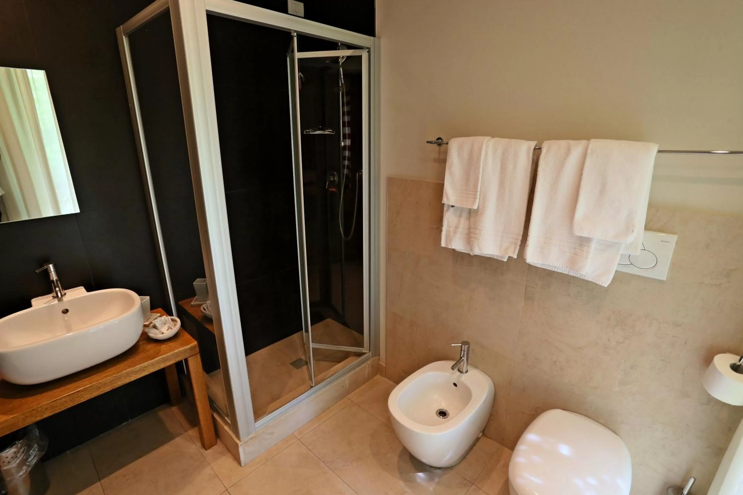 Bathroom in Le Querce Hotel