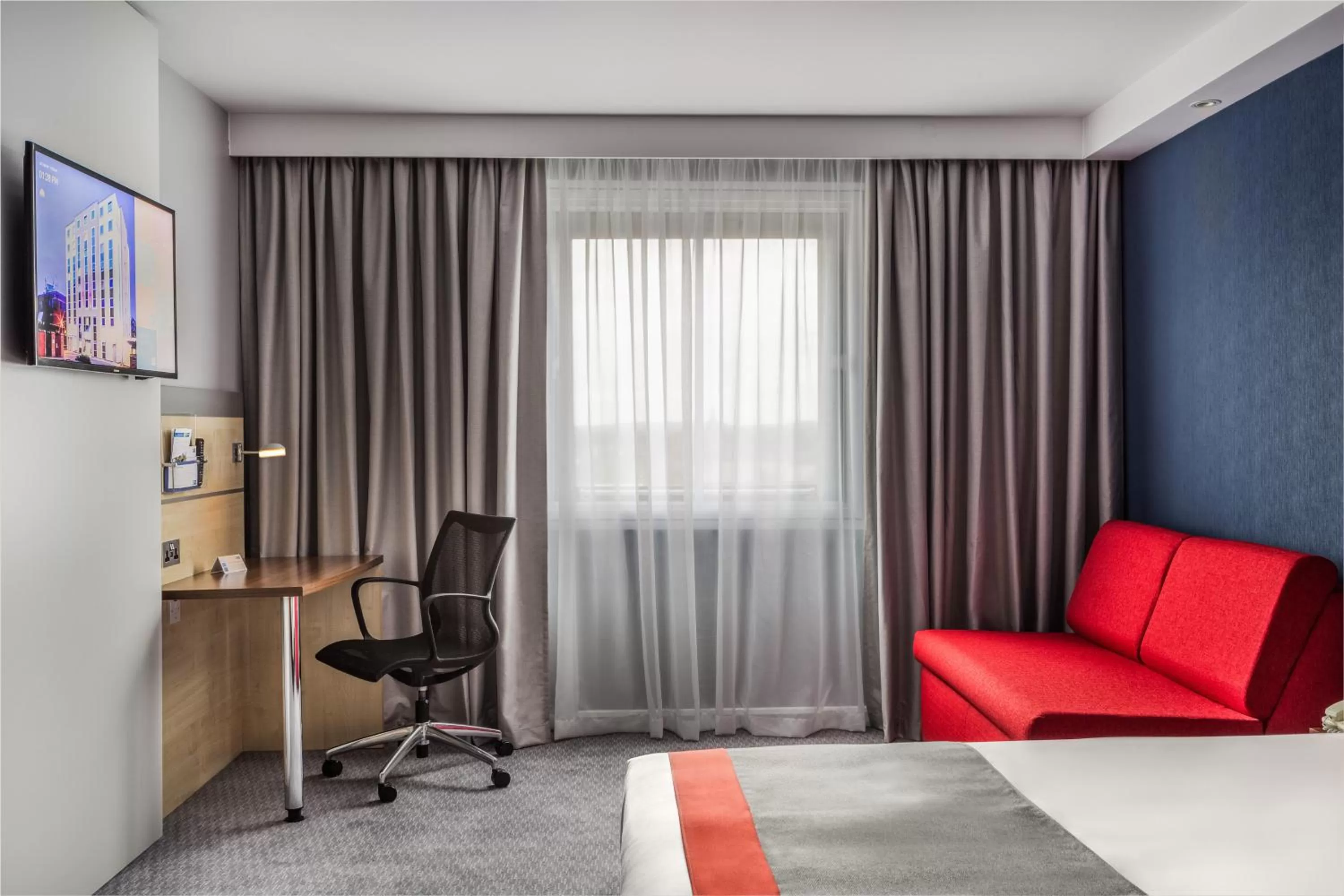 Photo of the whole room in Holiday Inn Express London - Watford Junction by IHG