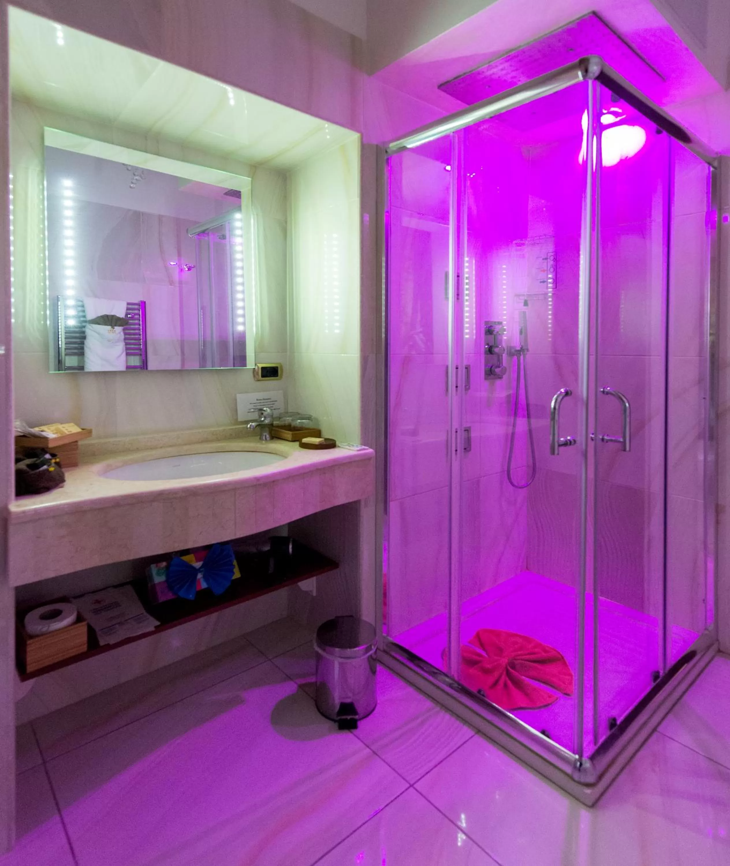 Shower in B&B Roma Royal Residence