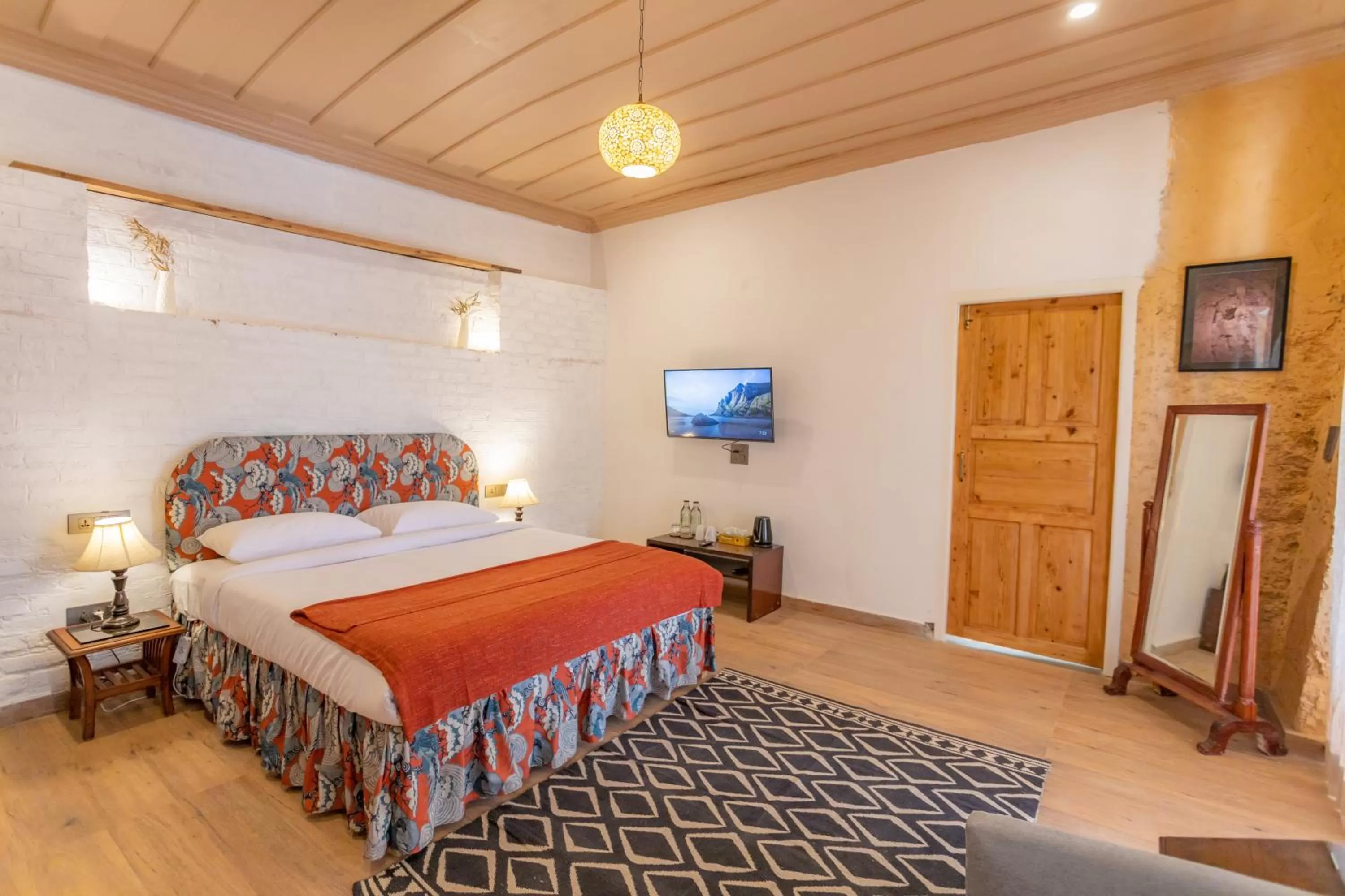 Photo of the whole room, Bed in Seclude Shimla, Taraview