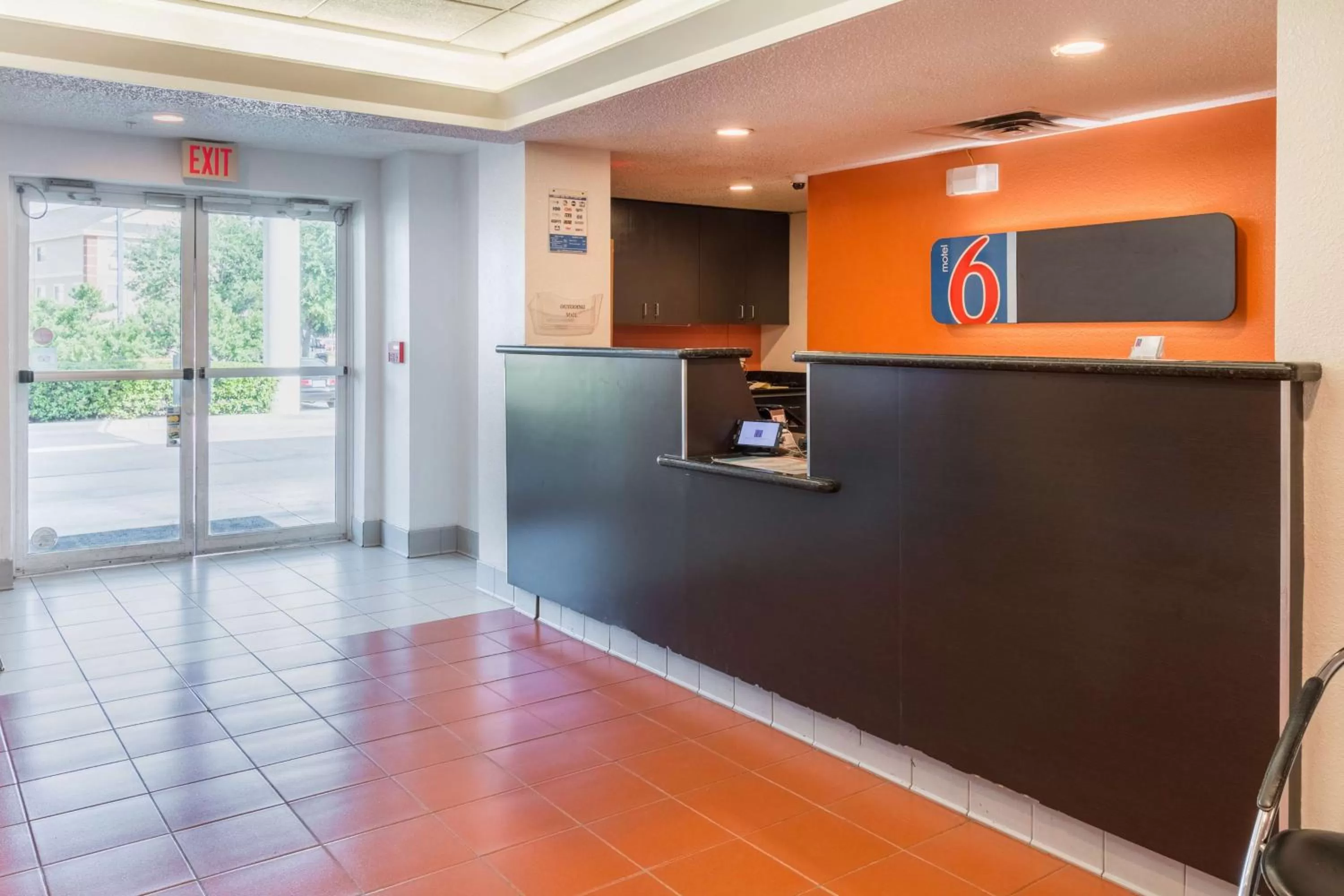 Lobby or reception in Motel 6-Irving, TX - DFW Airport North