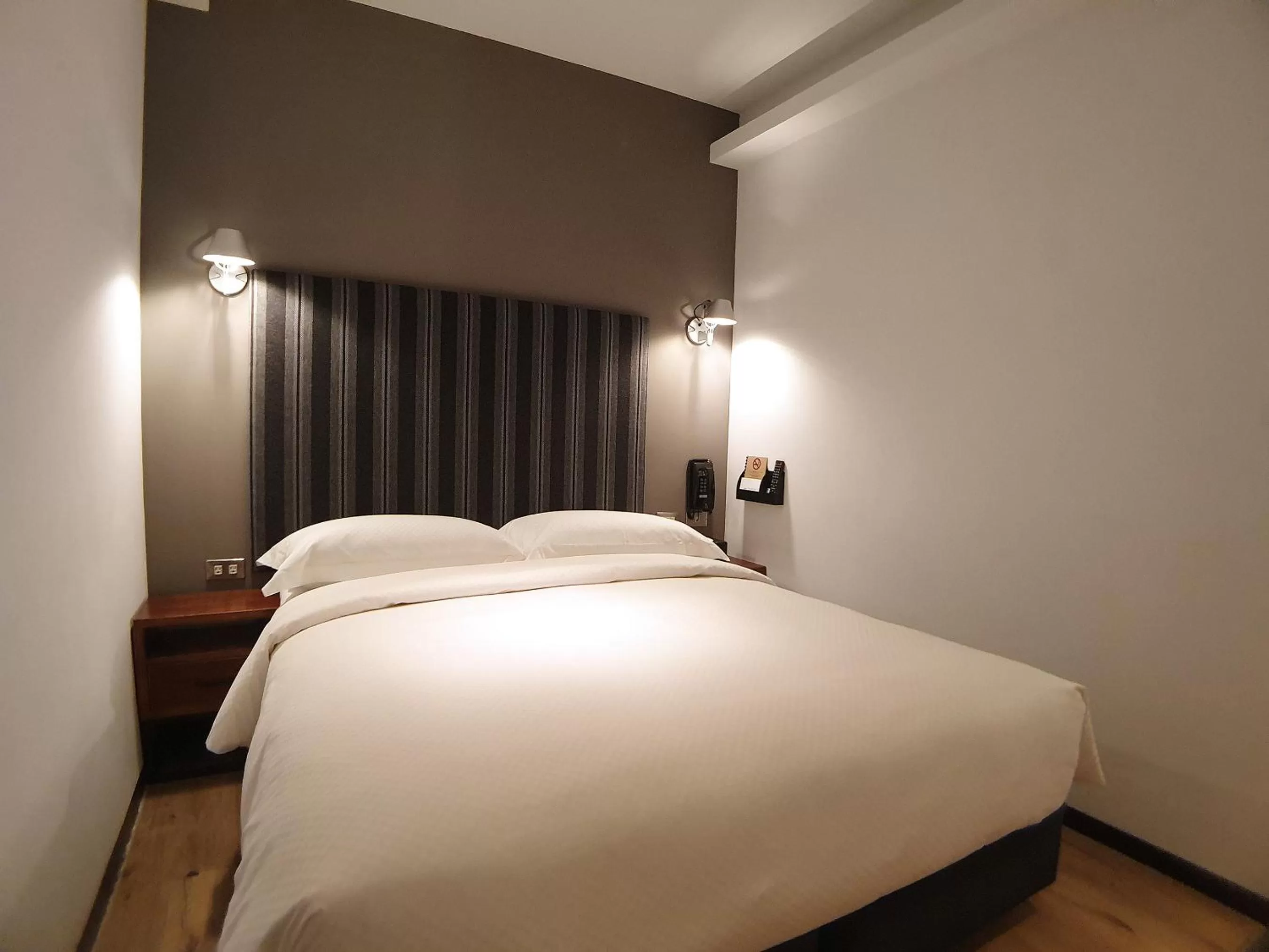 Bedroom, Bed in River inn Station