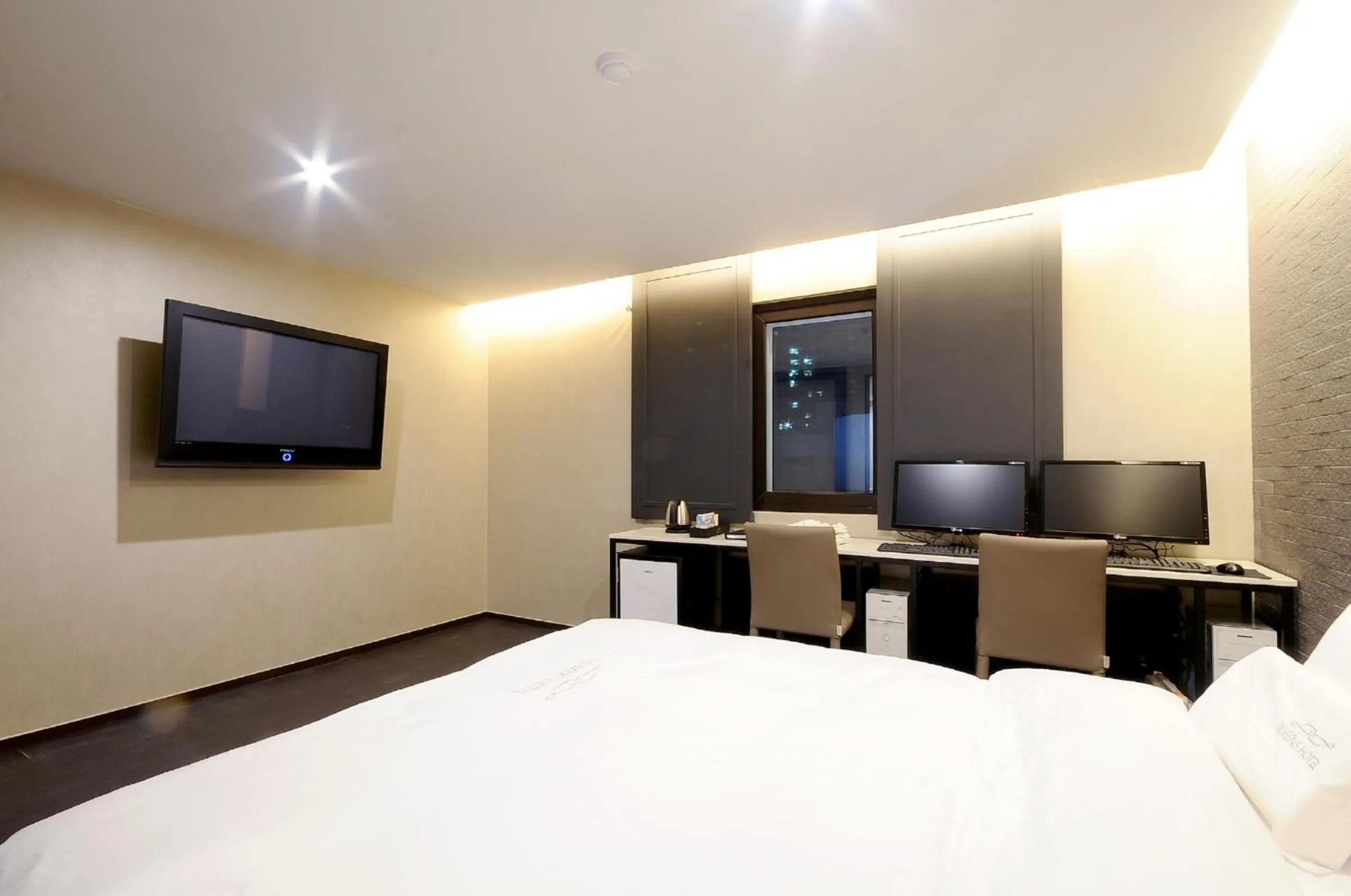 Bedroom, Bed in Queens Hotel Seomyeon Busan