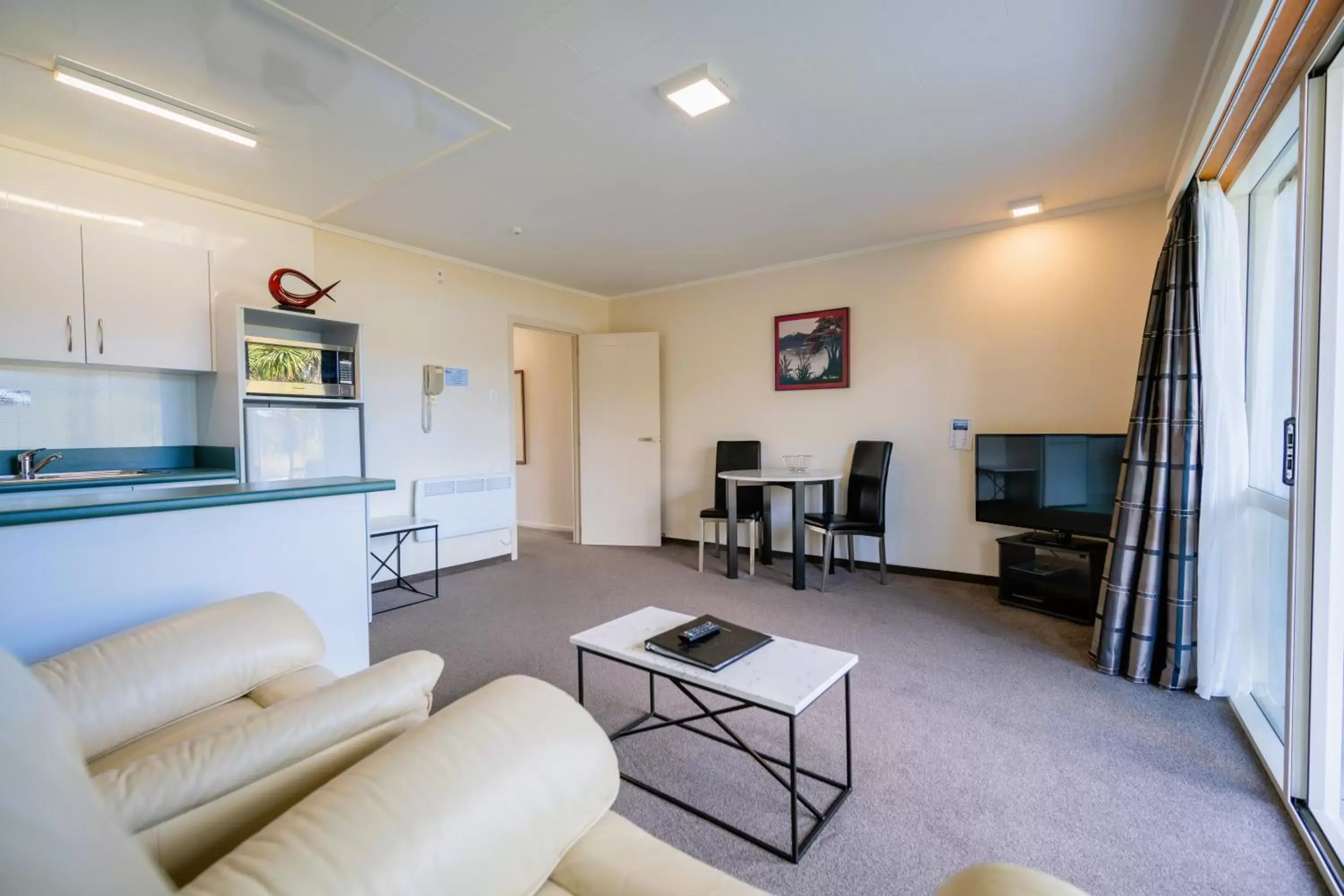 Queen One-Bedroom Apartment - Disability Access in Fiordland Lakeview Motel and Apartments Queen One-Bedroom Apartment - Disability Access in Fiordland Lakeview Motel and Apartments