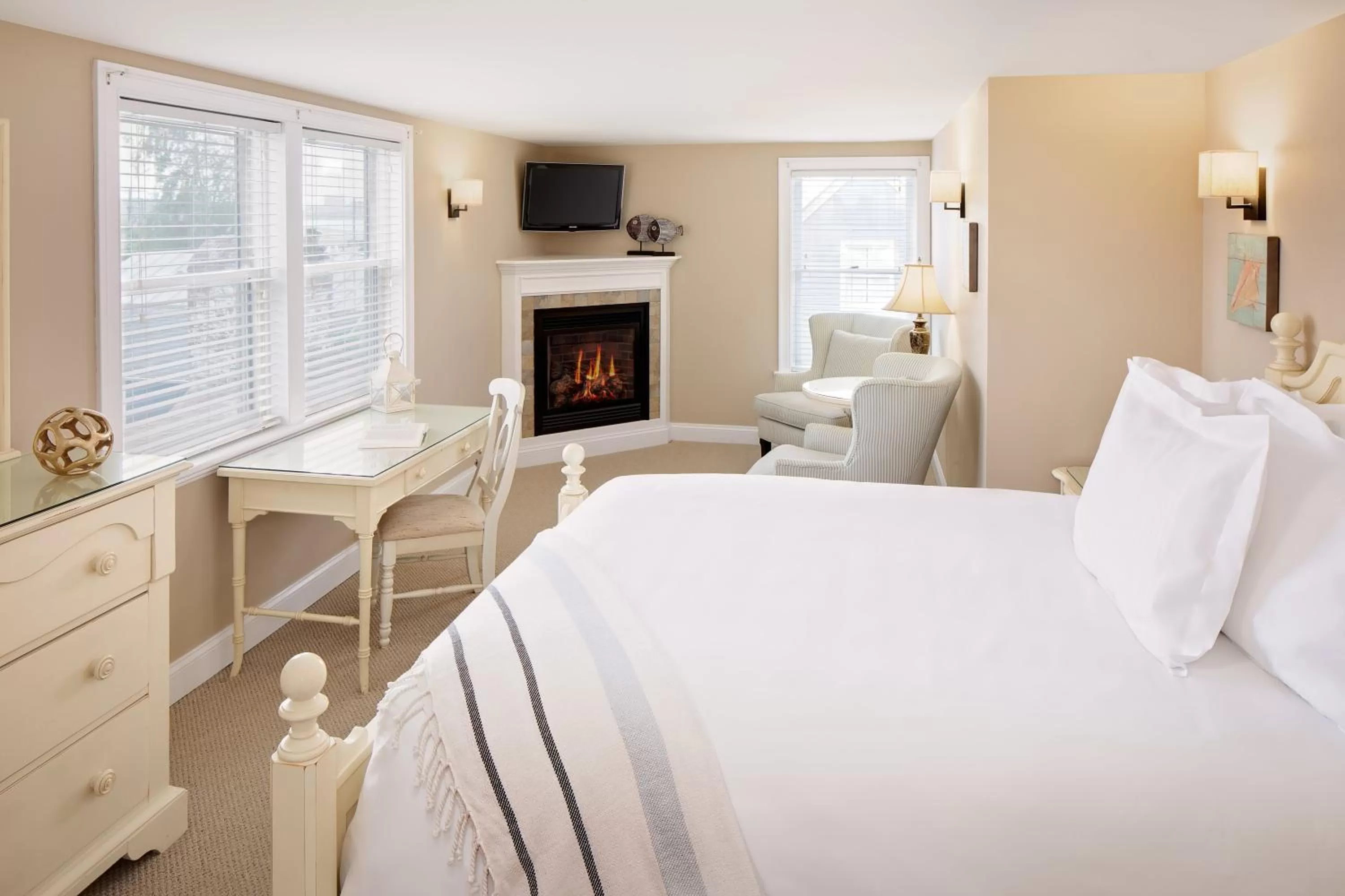 Bed in Inn at Harbor Hill Marina