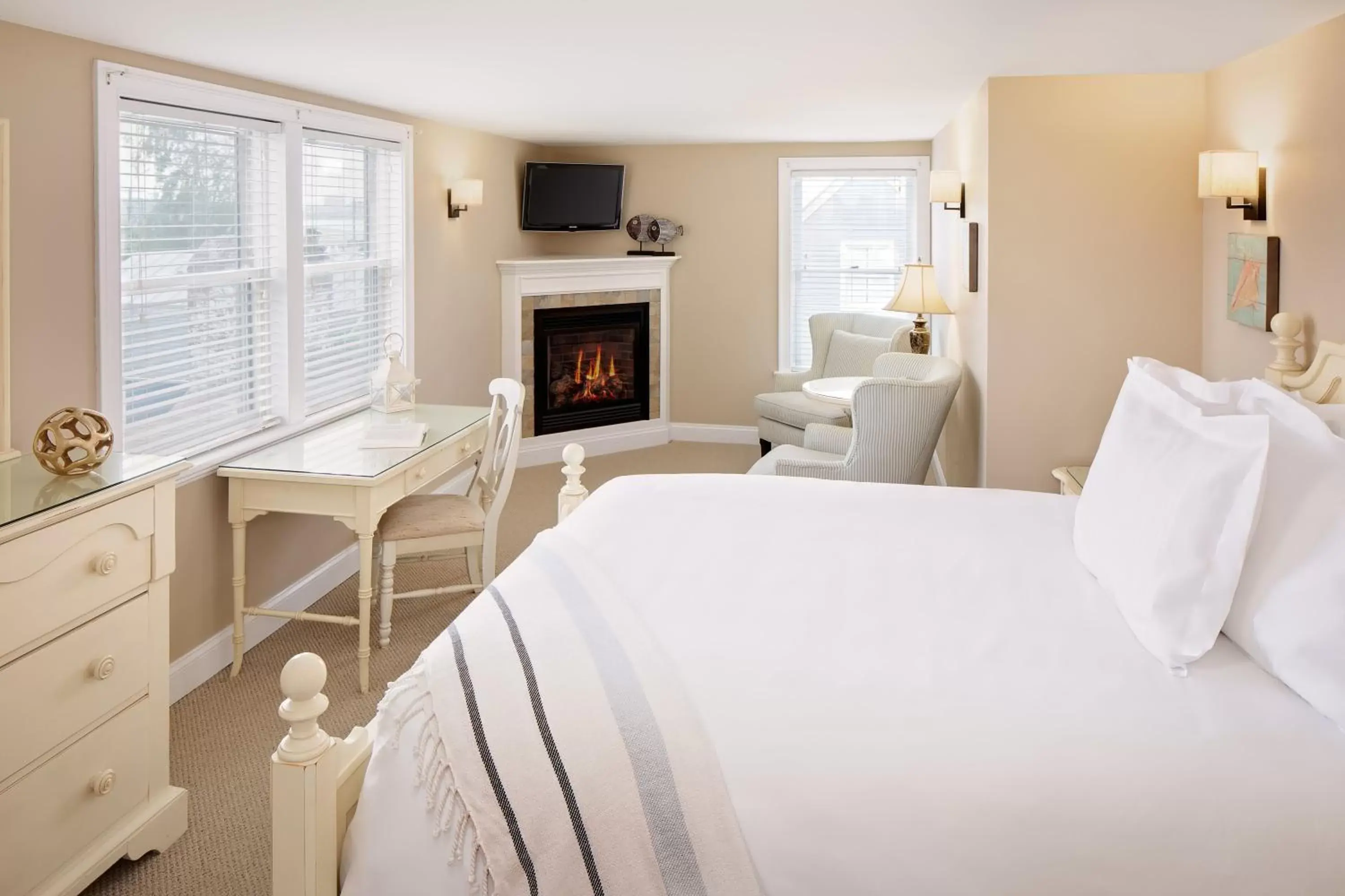 Standard Queen Room in Inn at Harbor Hill Marina Standard Queen Room in Inn at Harbor Hill Marina