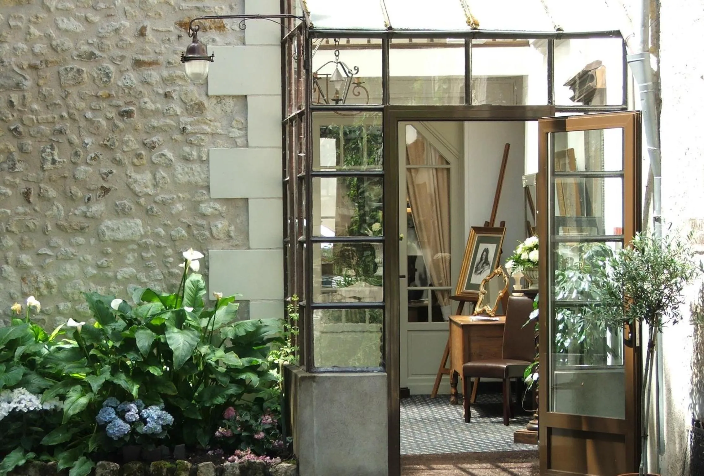 Facade/entrance in Hôtel Grand Monarque