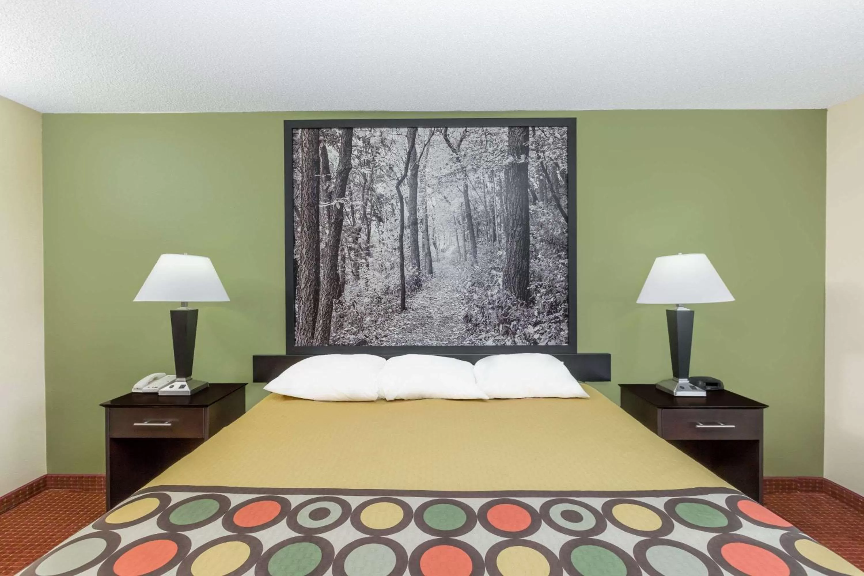 Photo of the whole room, Bed in Super 8 by Wyndham Grinnell IA