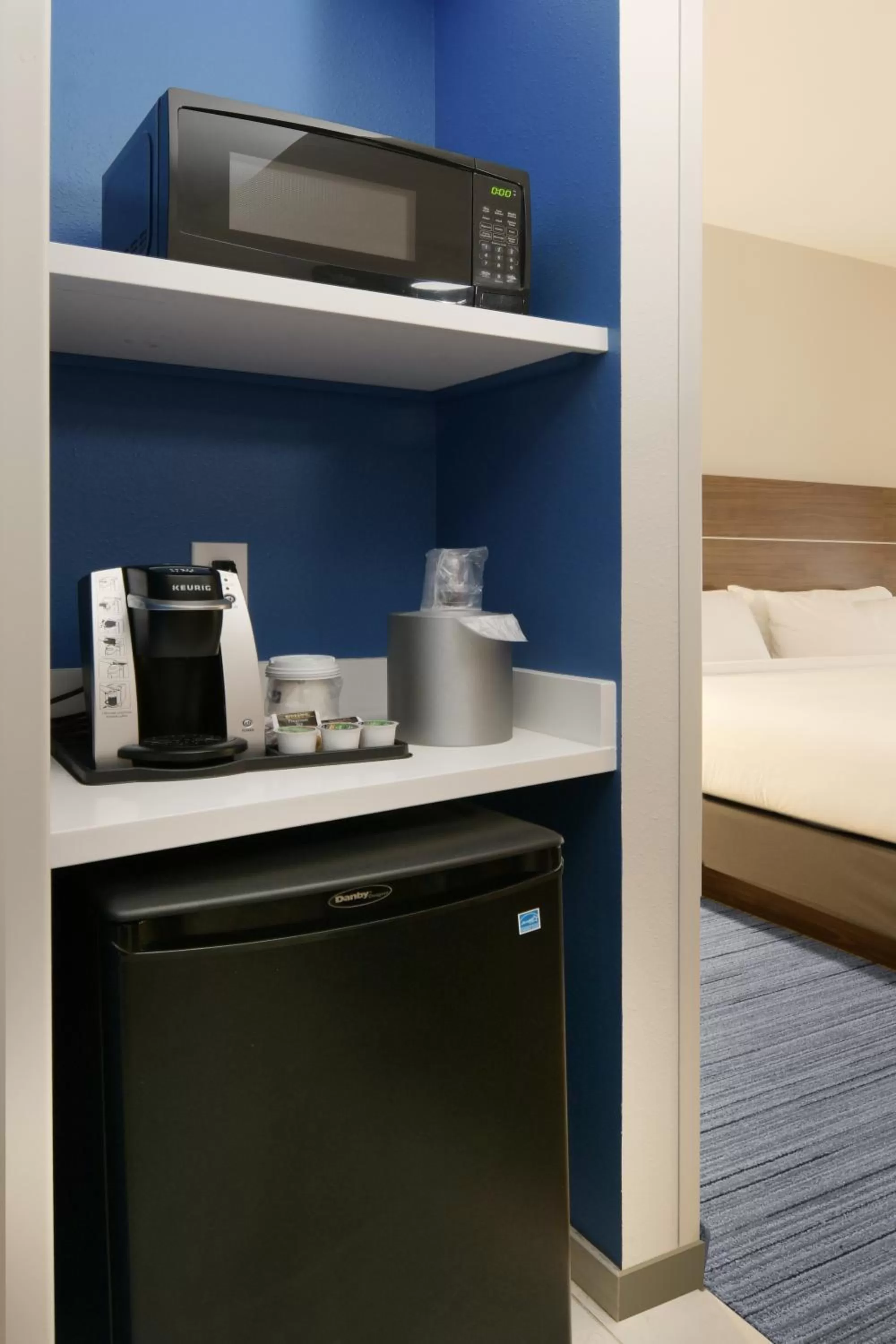 Coffee/tea facilities, Bed in Holiday Inn Express & Suites - Williamstown - Glassboro by IHG