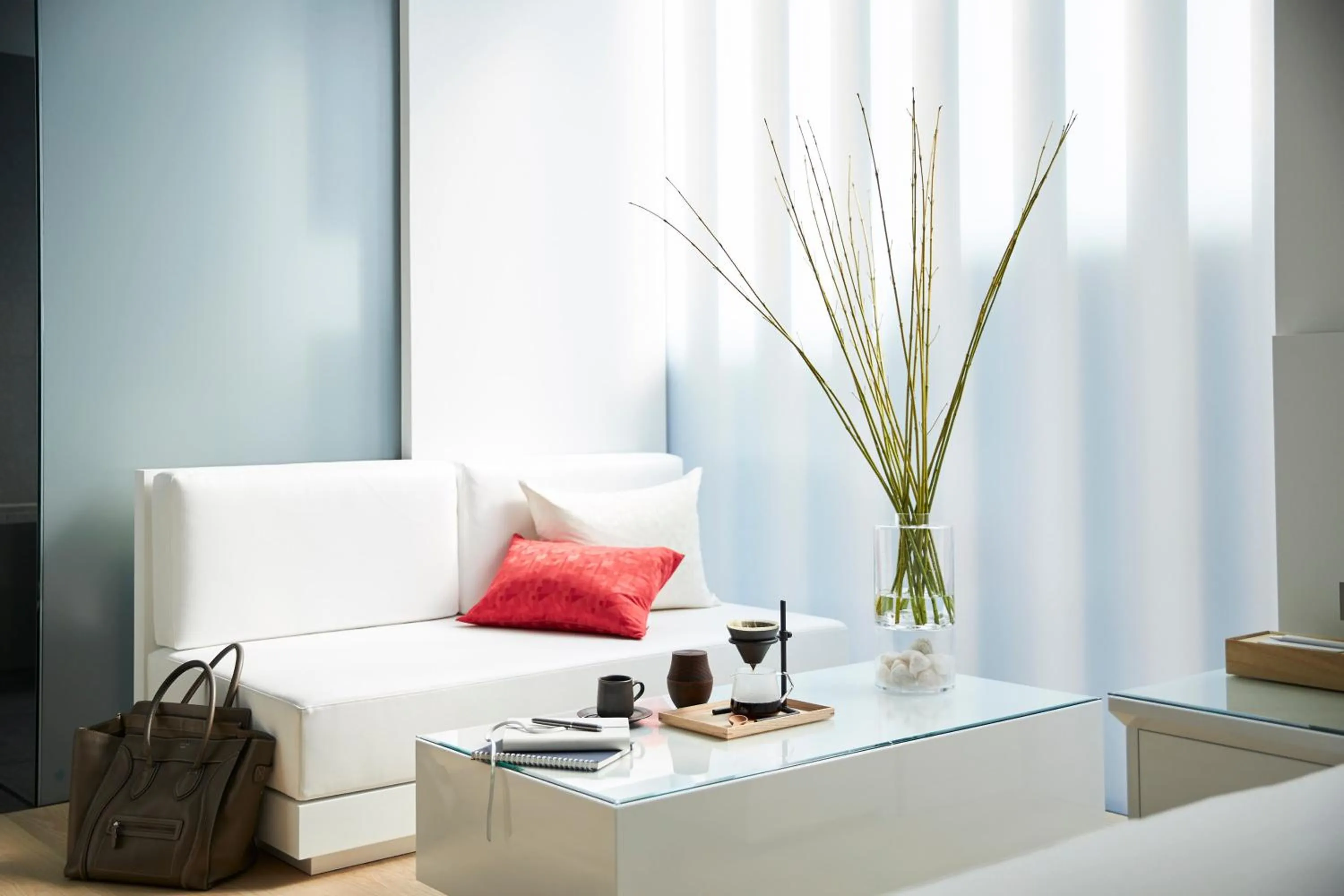 Photo of the whole room in MOGANA