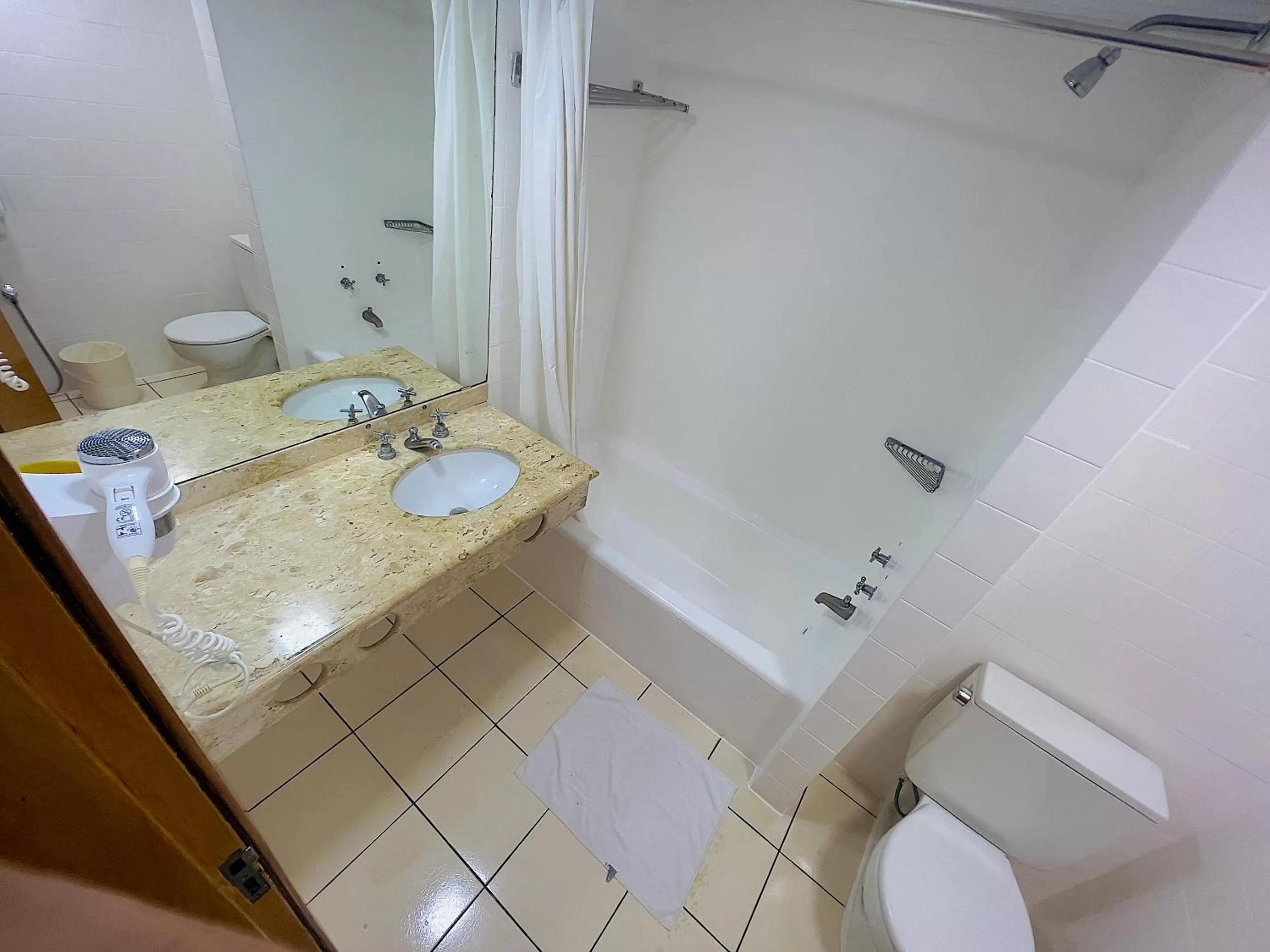 Bathroom in Hotel Dan Inn Uberaba & Convenções By Nacional Inn