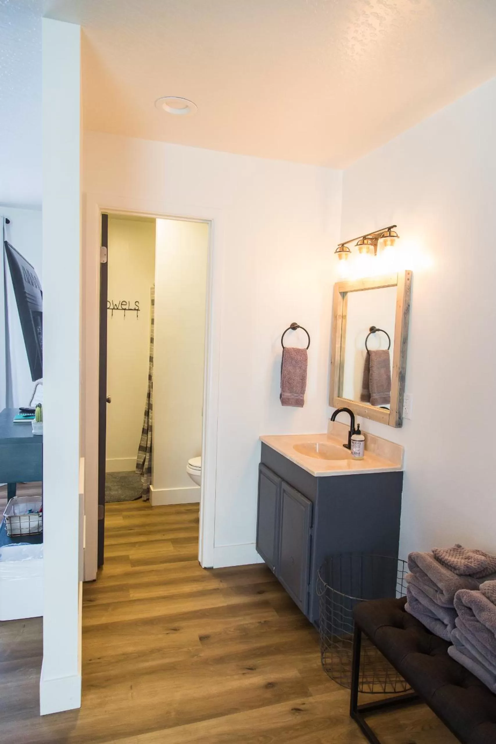 Bedroom, TV/Entertainment Center in Happy Trails BnB