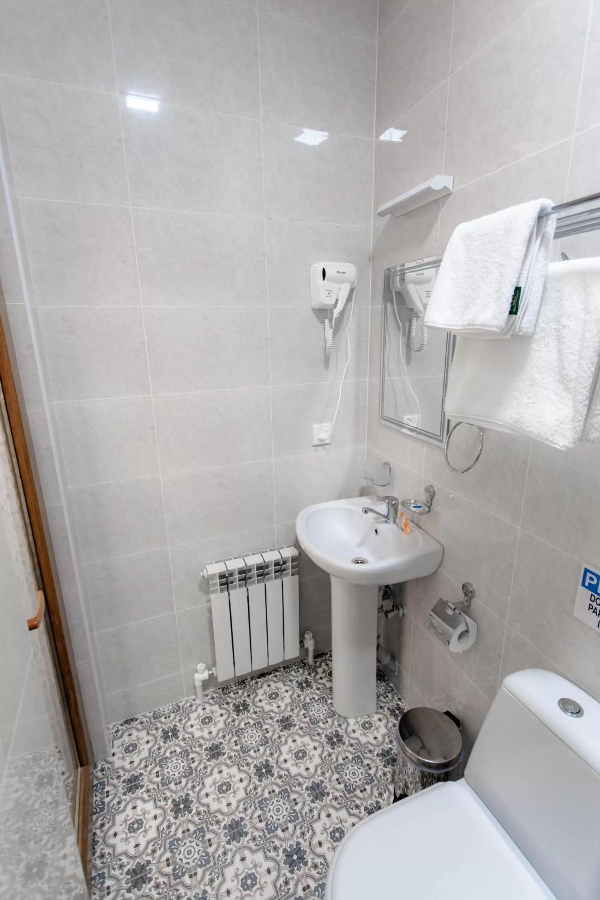 Bathroom in Registon Saroy Hotel