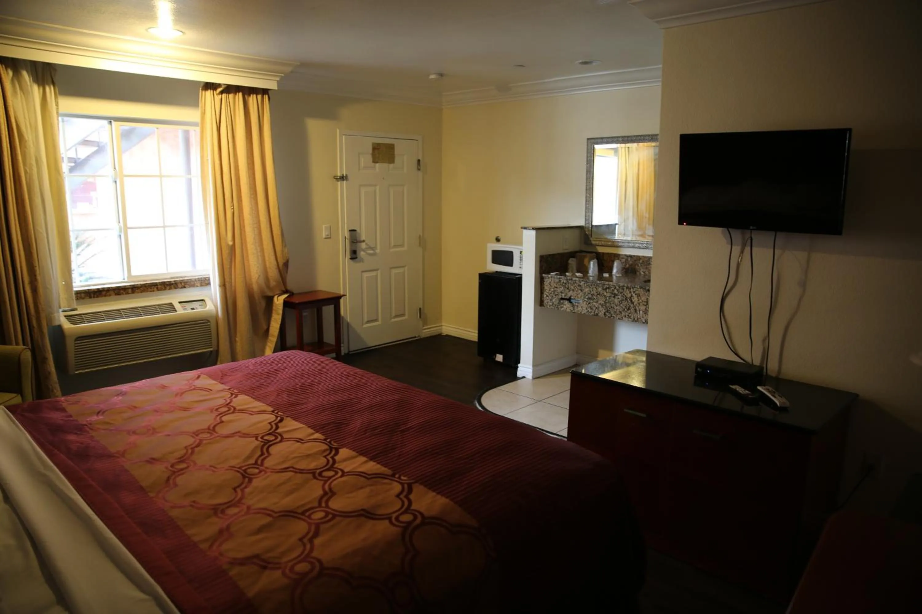 Chateau Inn & Suites