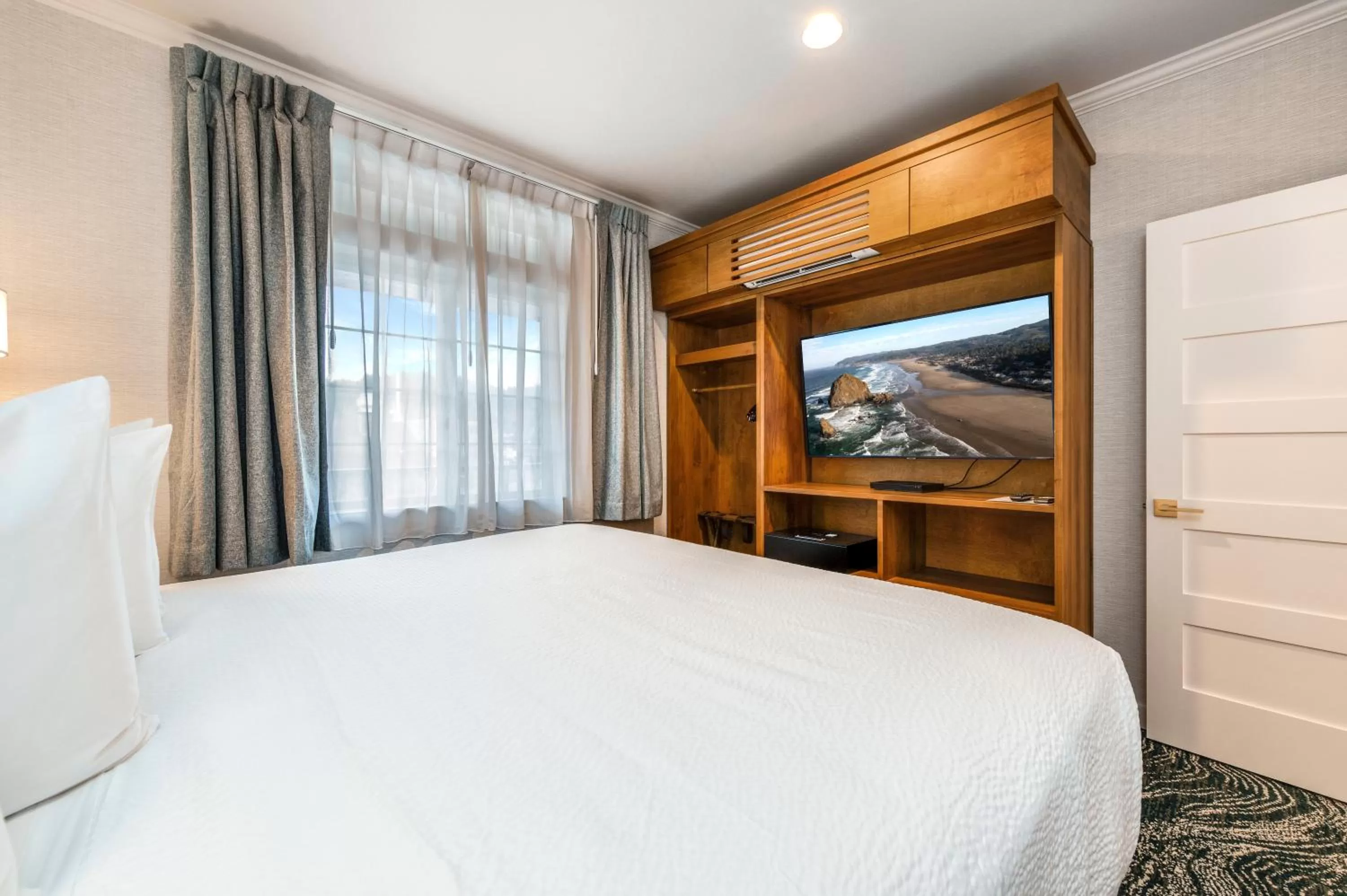 Bed in Hallmark Resort in Cannon Beach