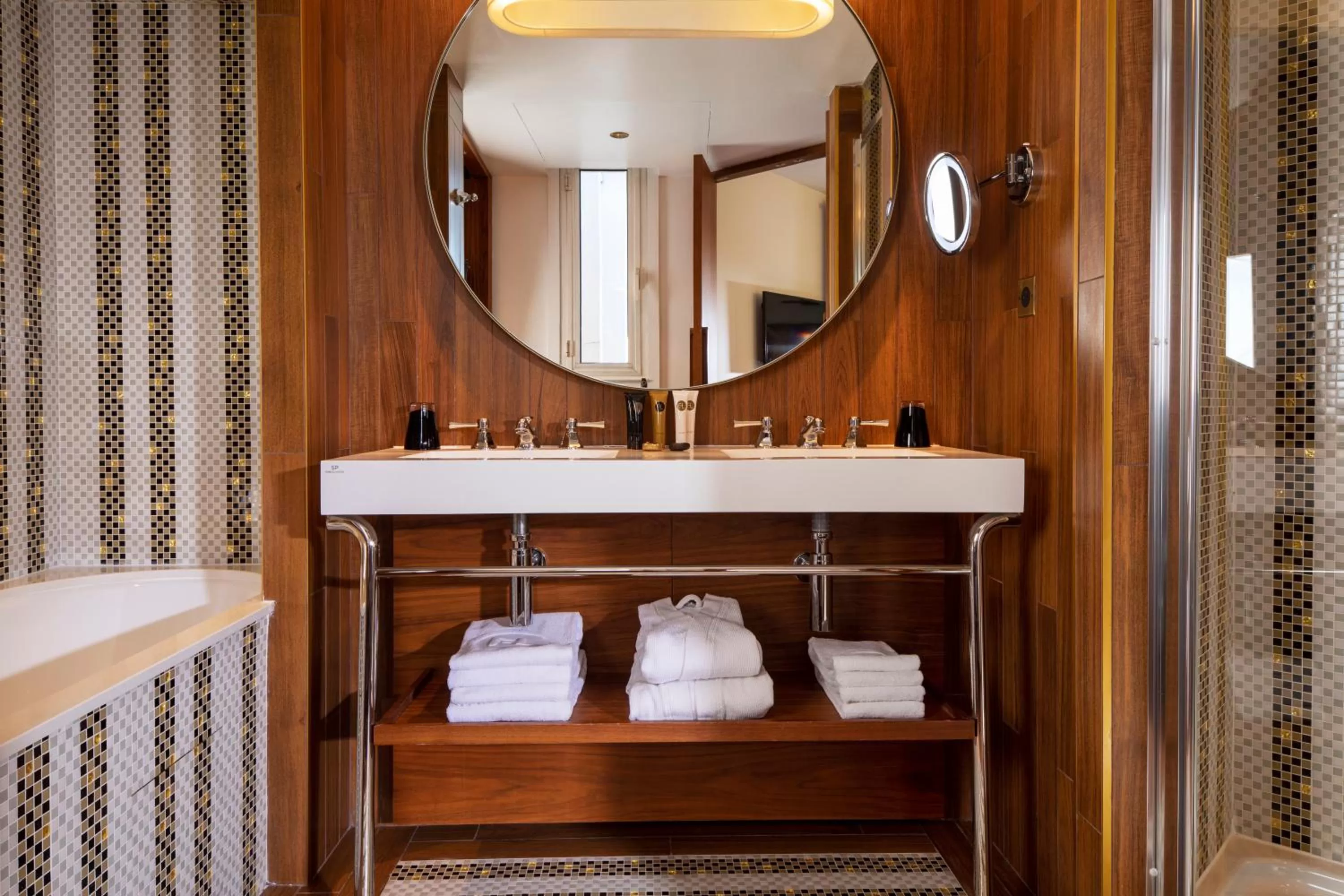 Shower in Hotel Maison FL