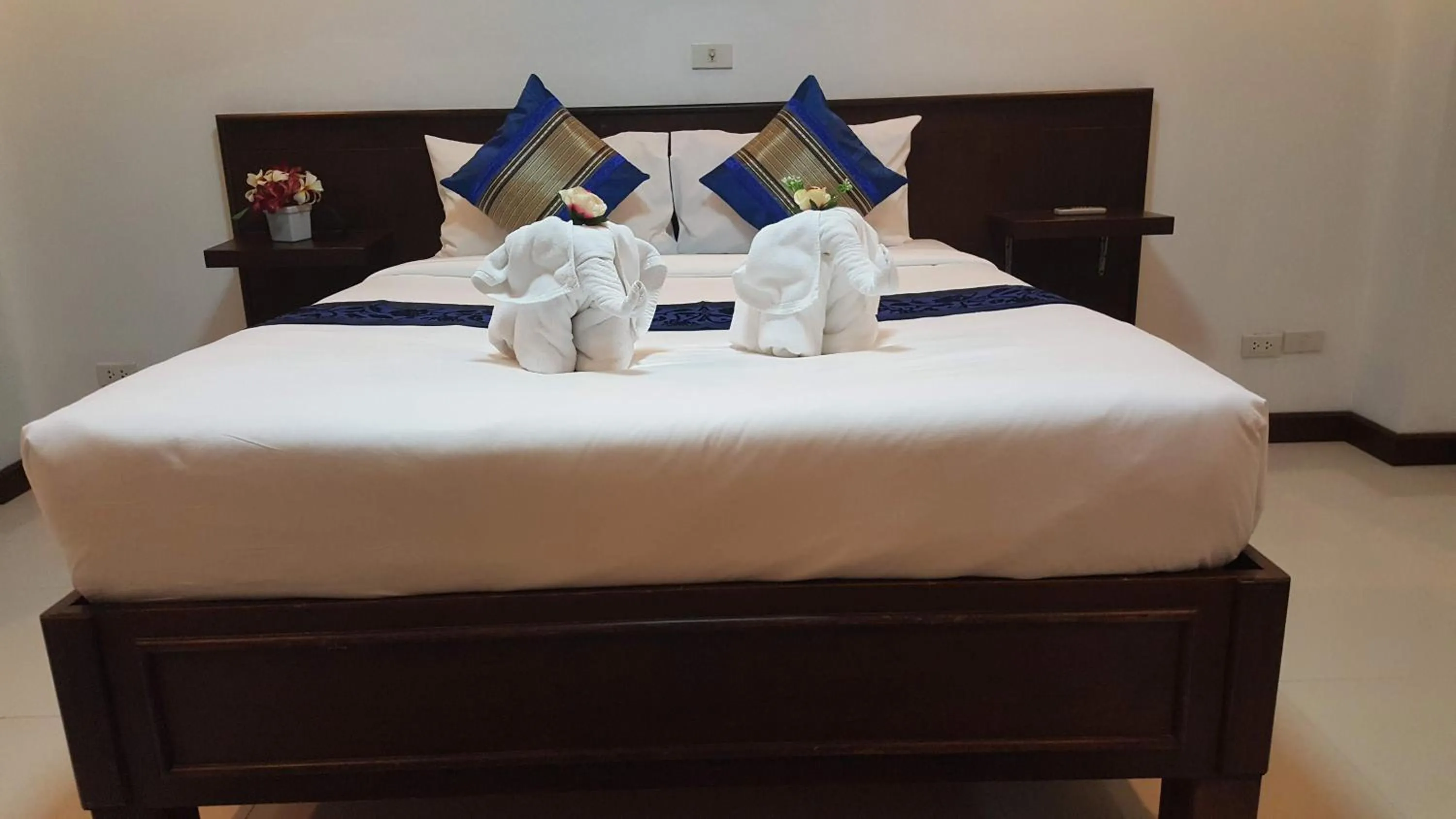 Bedroom, Bed in Ruen Buathong Boutique Hotel Patong Beach