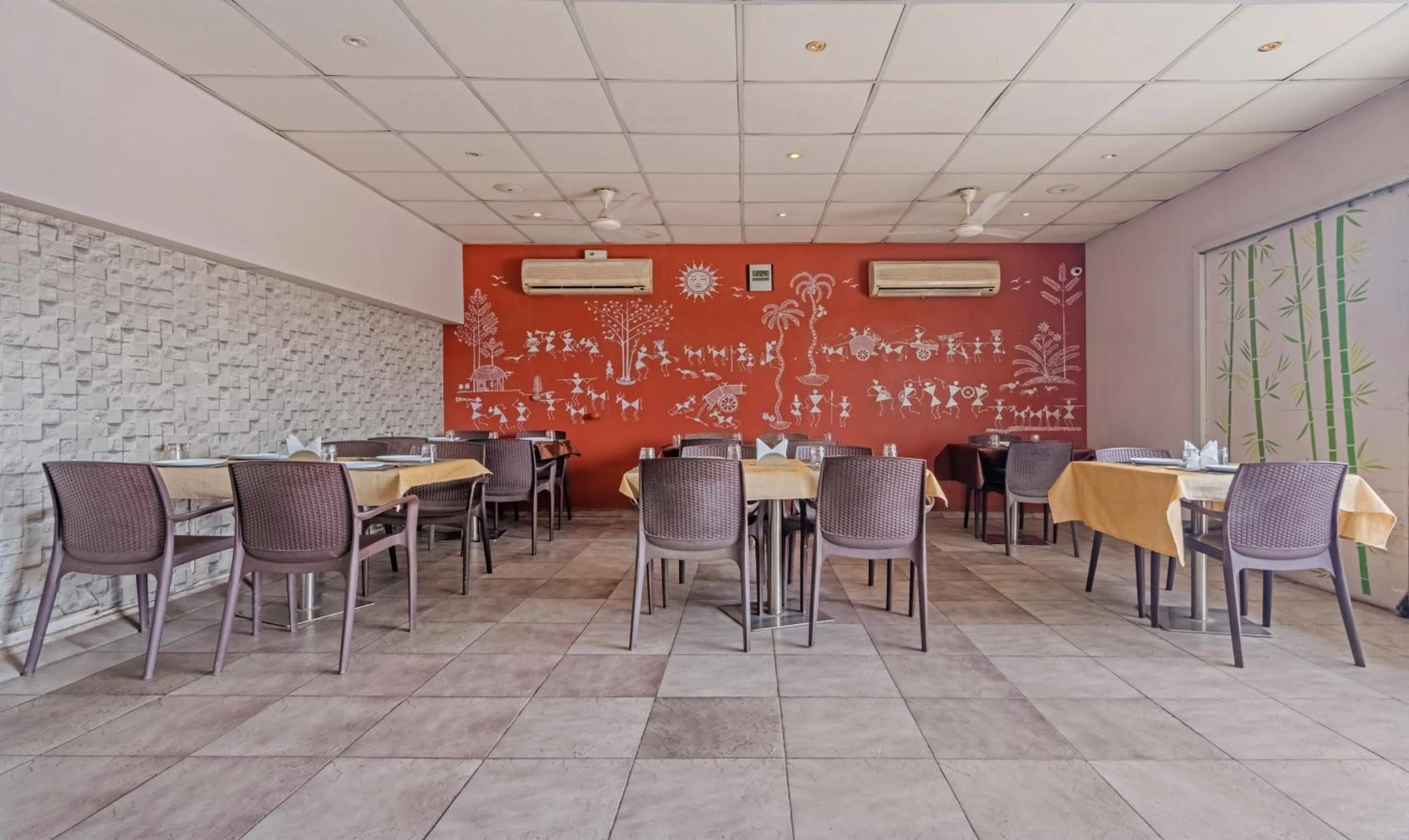 Dining area, Restaurant/Places to Eat in Hotel Casa, Vadodara