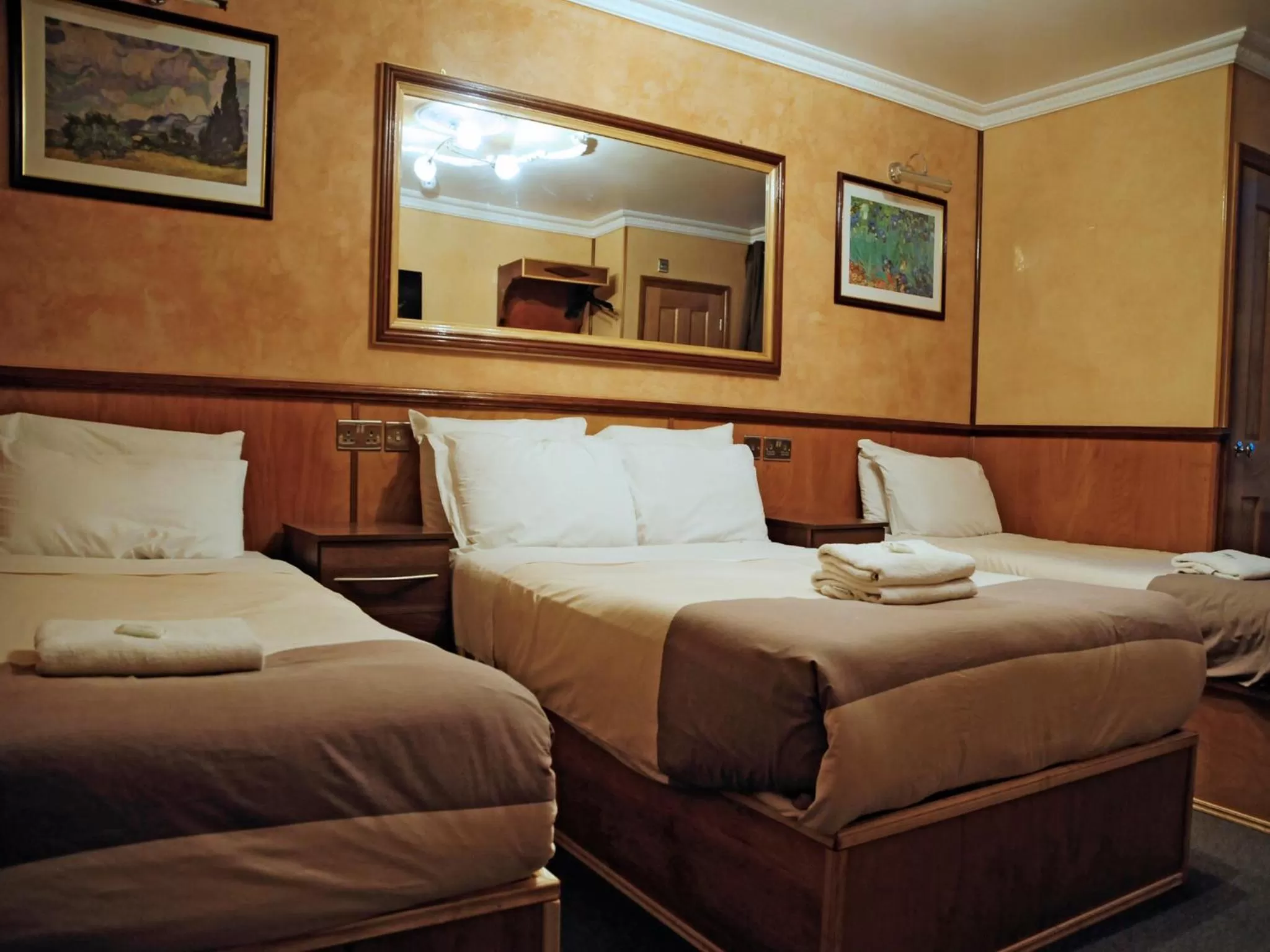 Photo of the whole room, Bed in Cricklewood Lodge Hotel