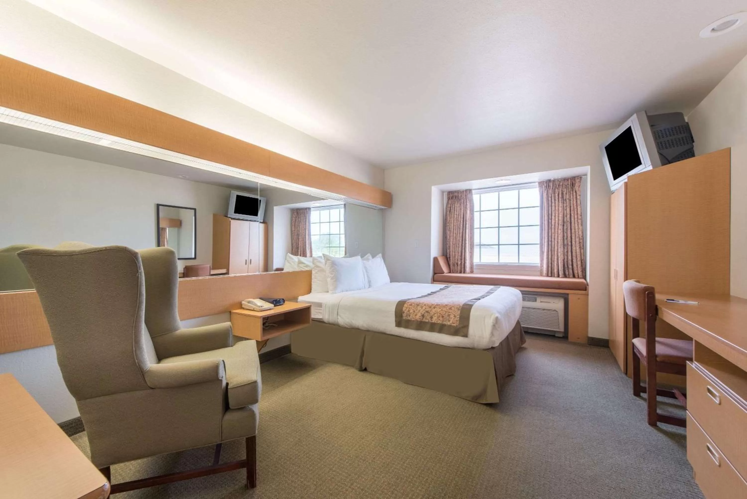 Photo of the whole room, Bed in Microtel Inn & Suites by Wyndham Altus